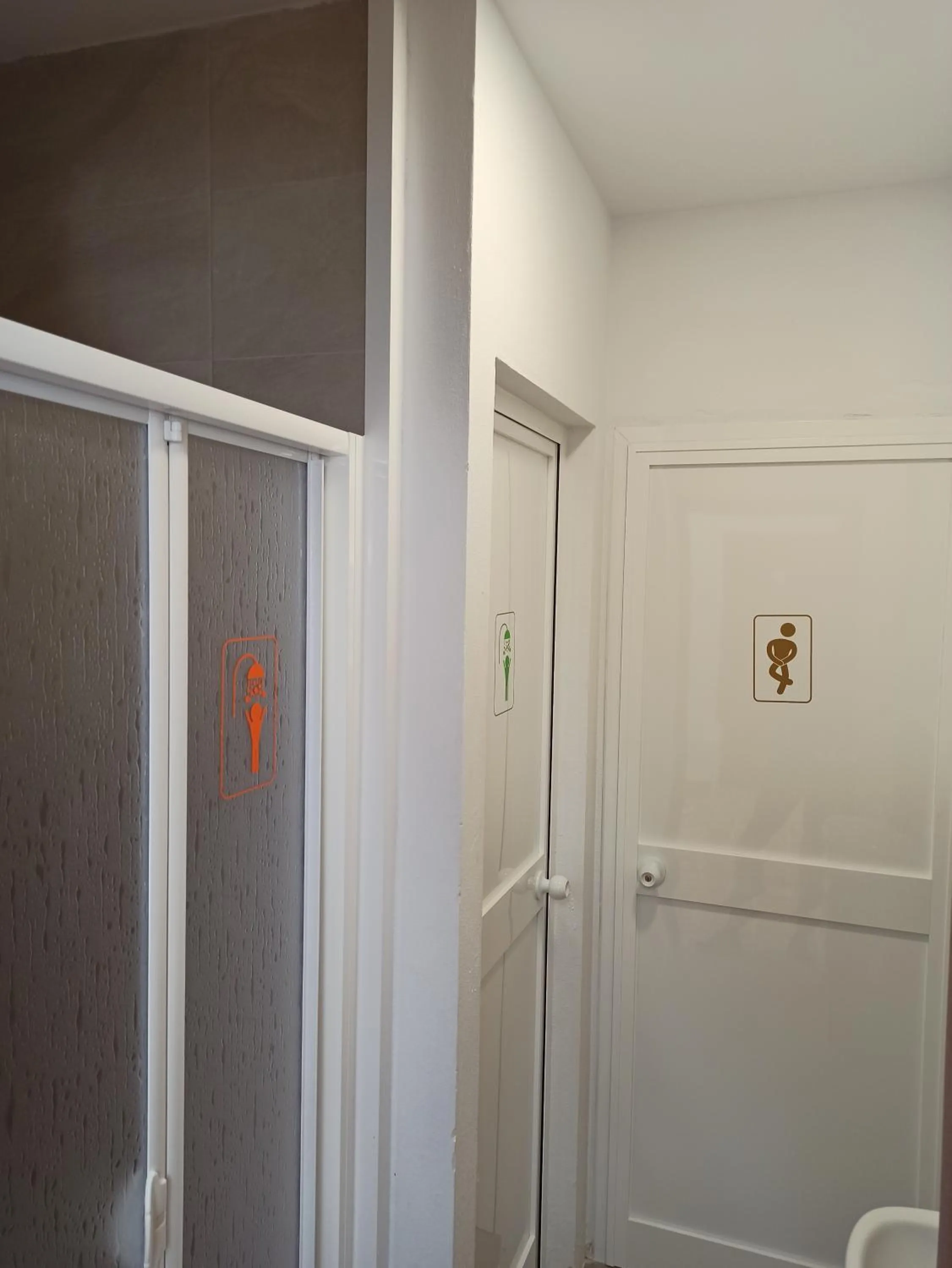 Shower in Vivian's Guest House Auto Check-in