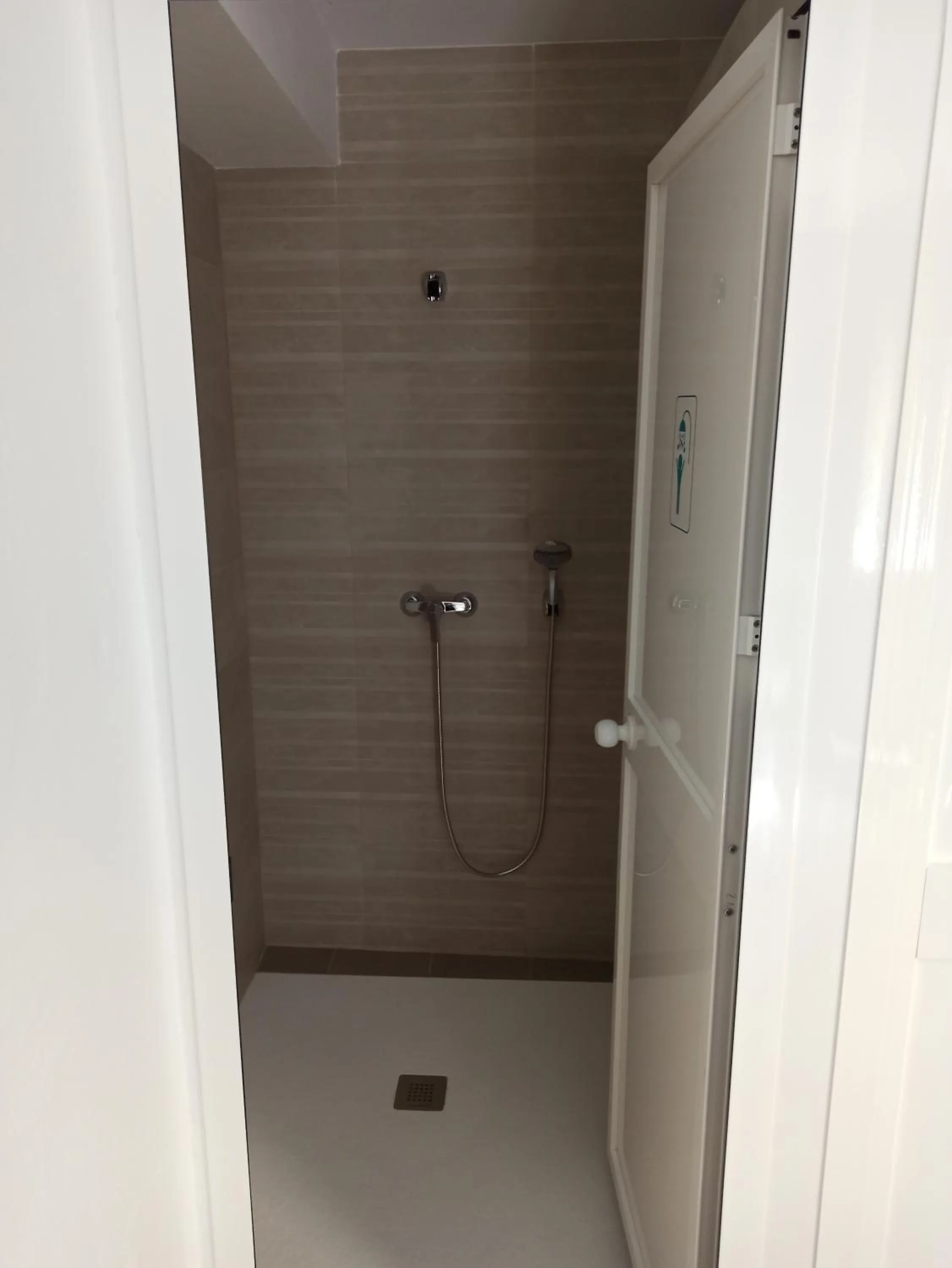 Shower in Vivian's Guest House Auto Check-in