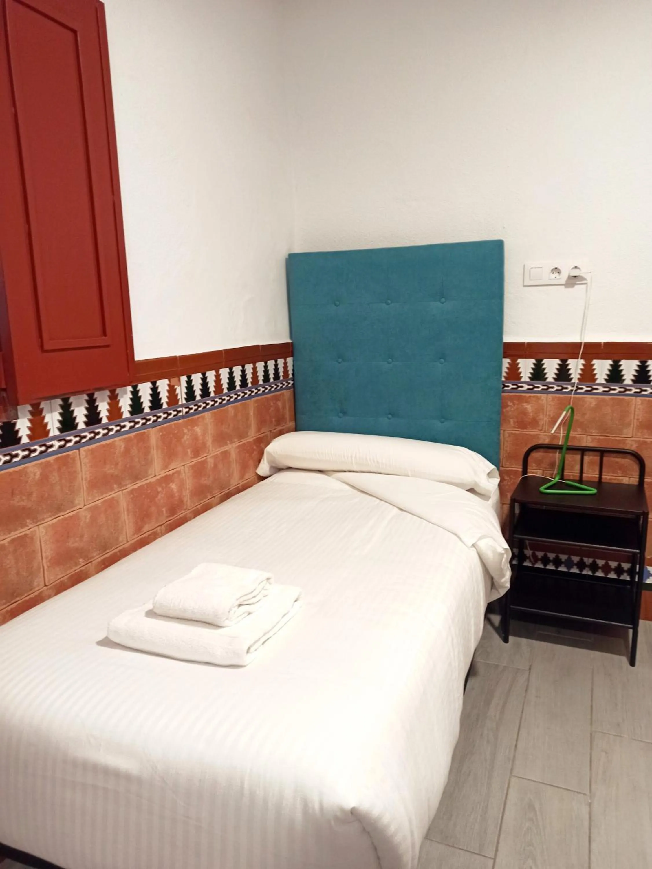 Bed in Vivian's Guest House Auto Check-in