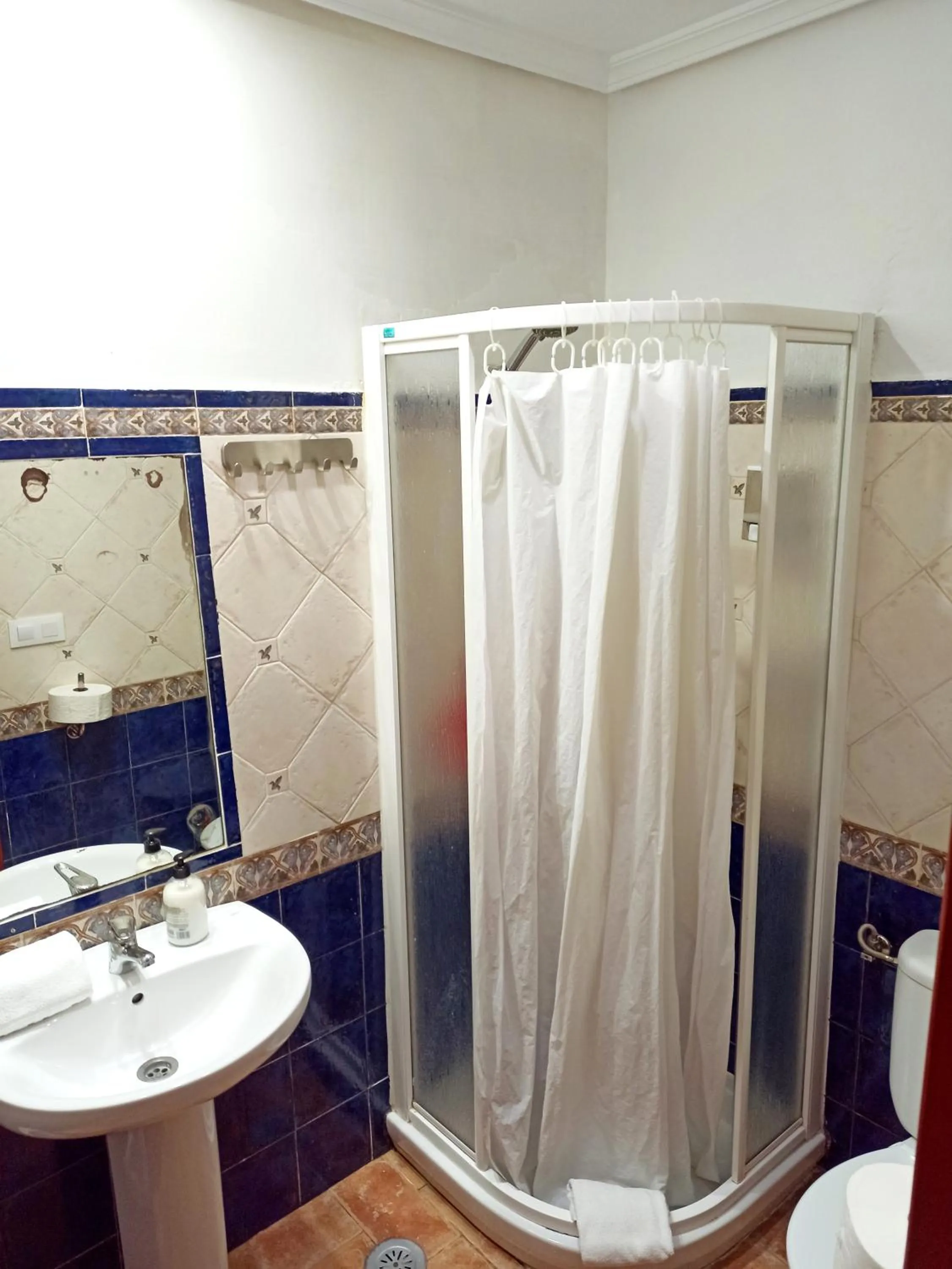 Shower in Vivian's Guest House Auto Check-in