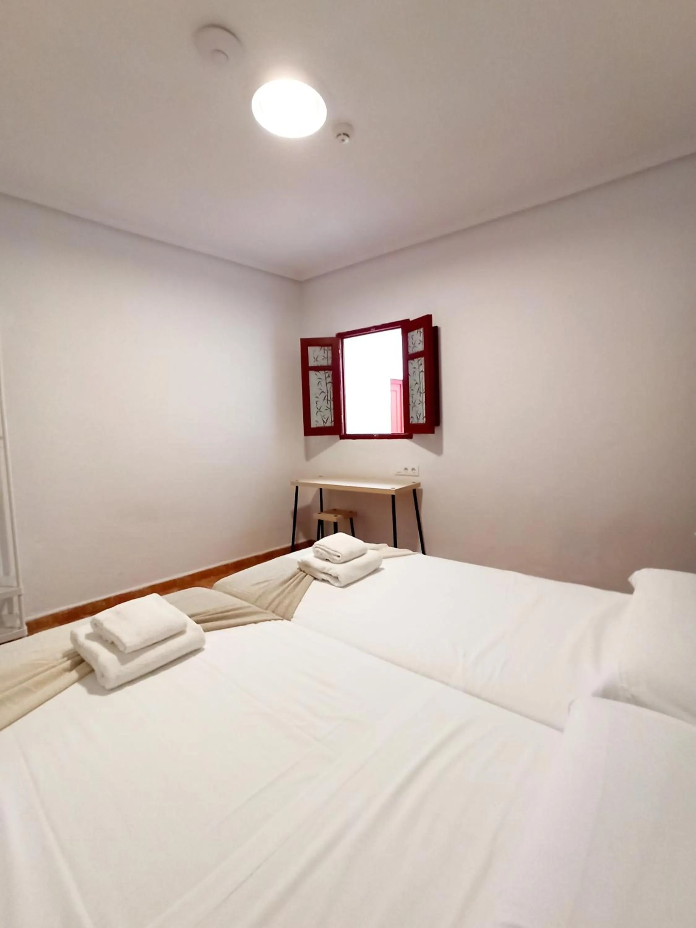 Bed in Vivian's Guest House Auto Check-in