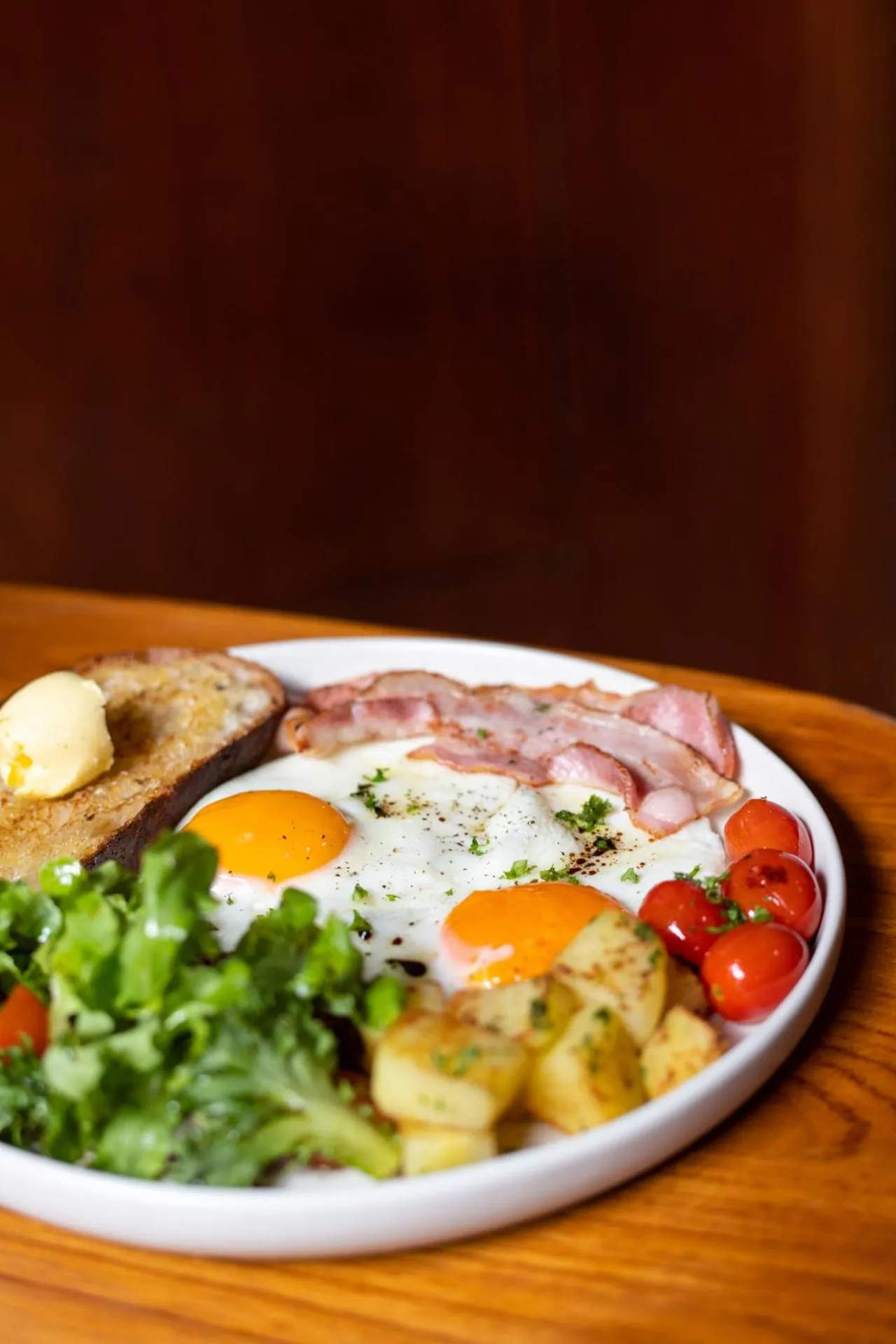 Restaurant/places to eat in At Kamala Hotel