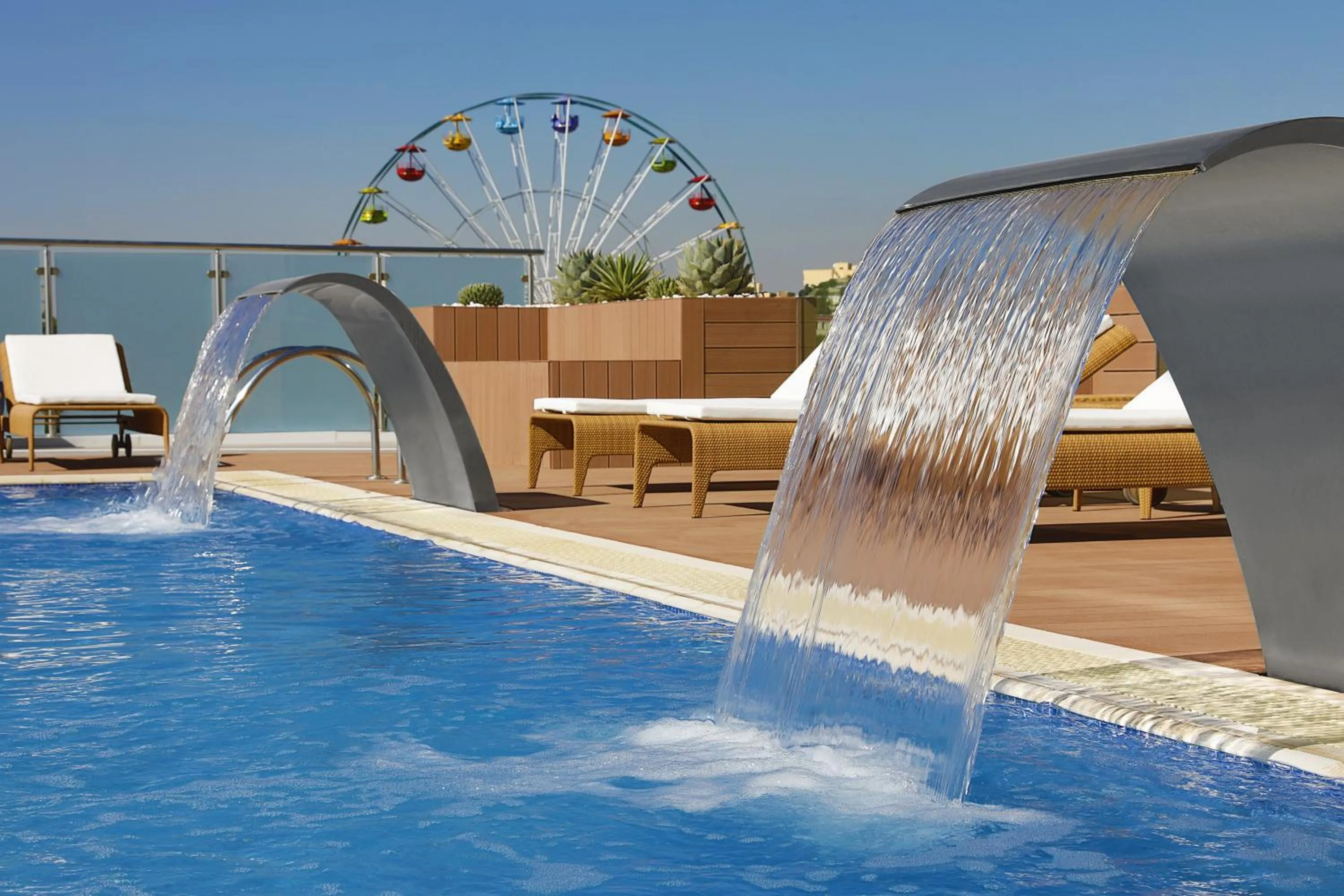 Swimming pool in Park Mall Hotel & Conference Center