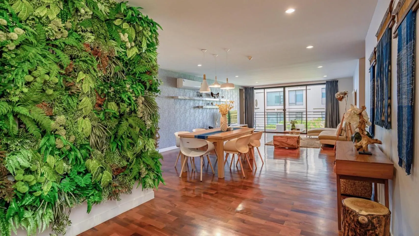 Dining area in Benviar Tonson Residence