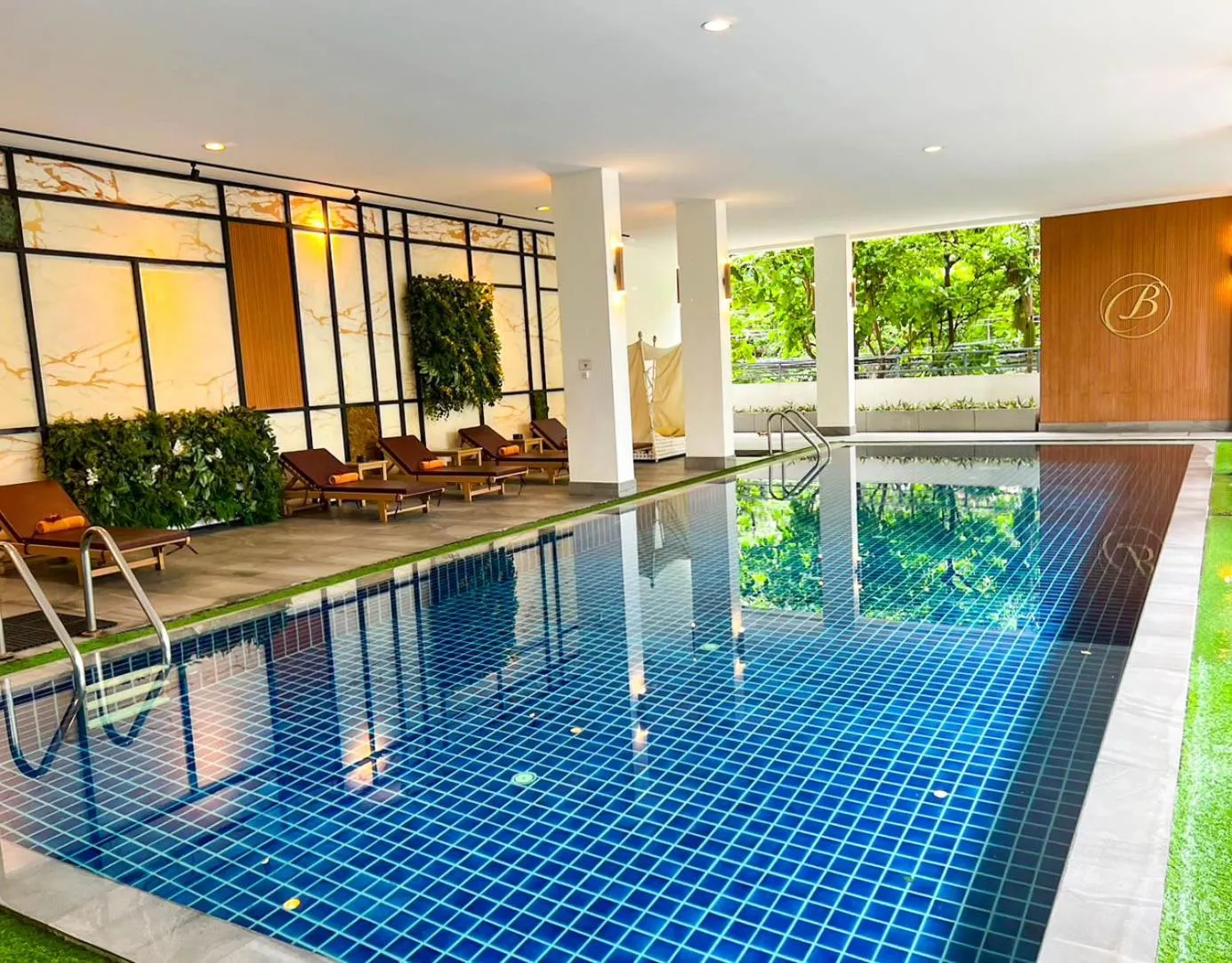Swimming pool in Benviar Tonson Residence