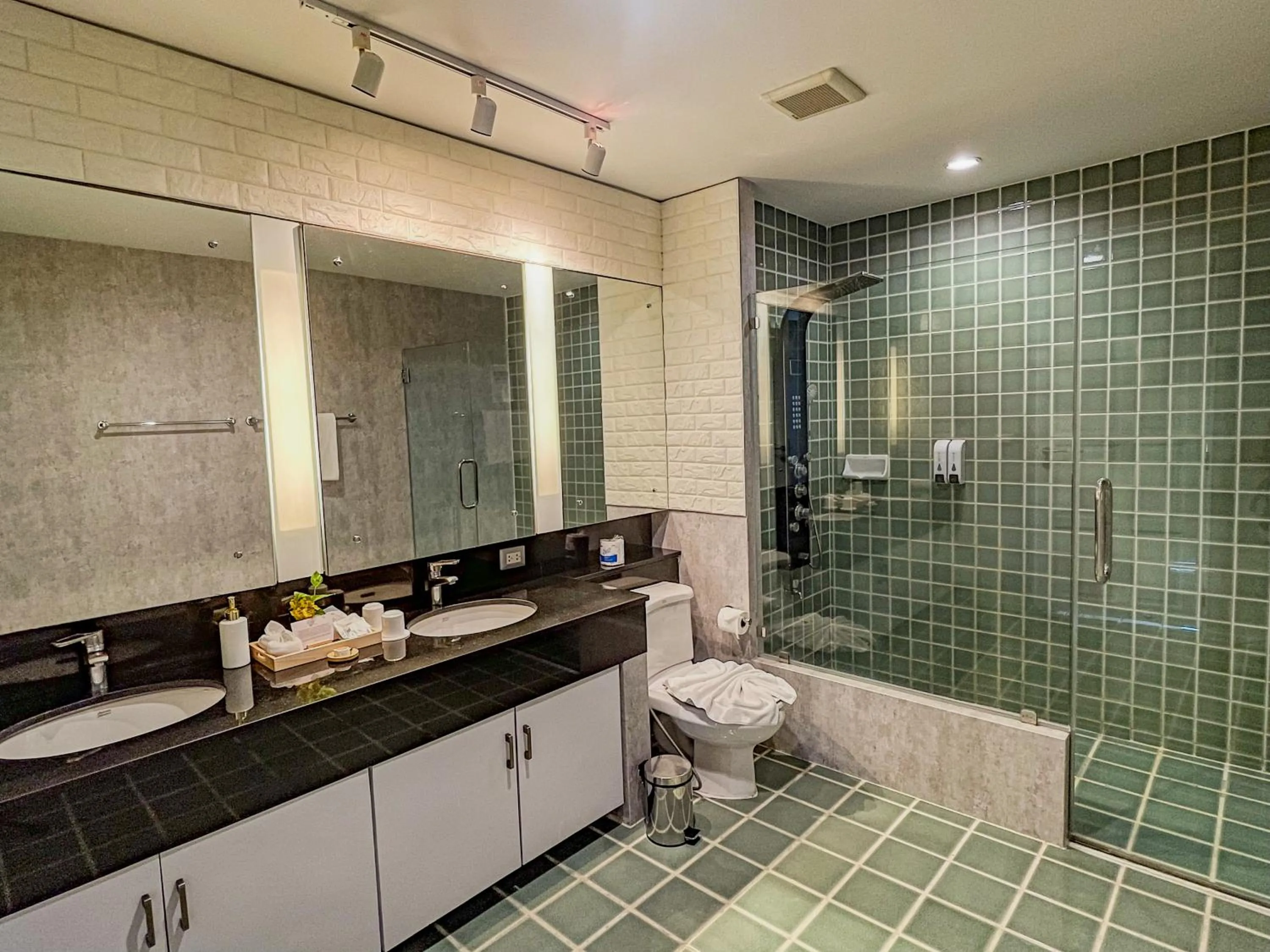 Property building in Benviar Tonson Residence