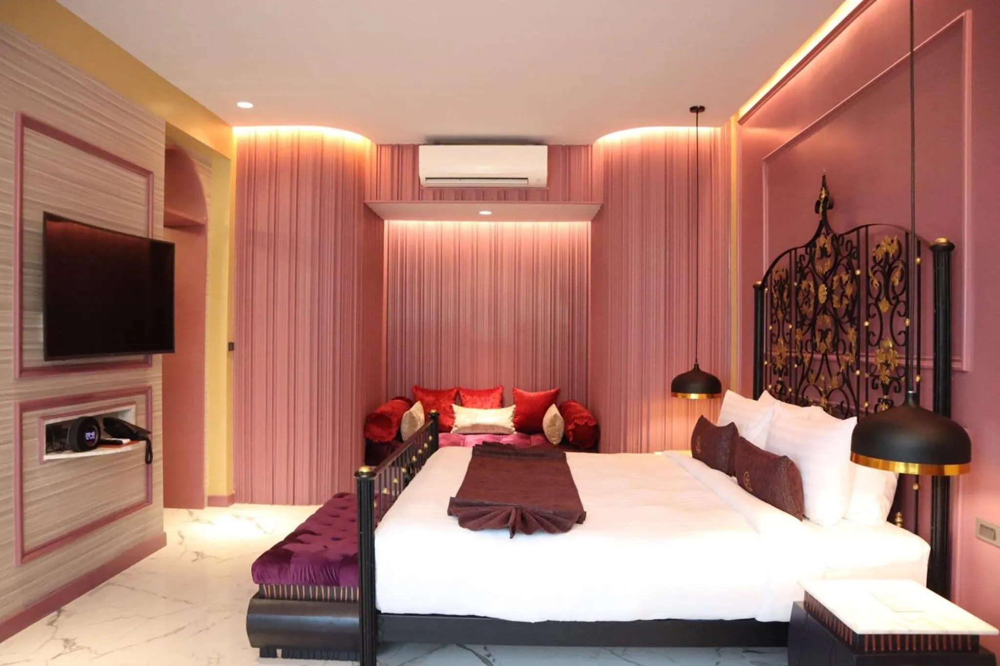 Bed in Cocohut Beach Resort Koh Phangan