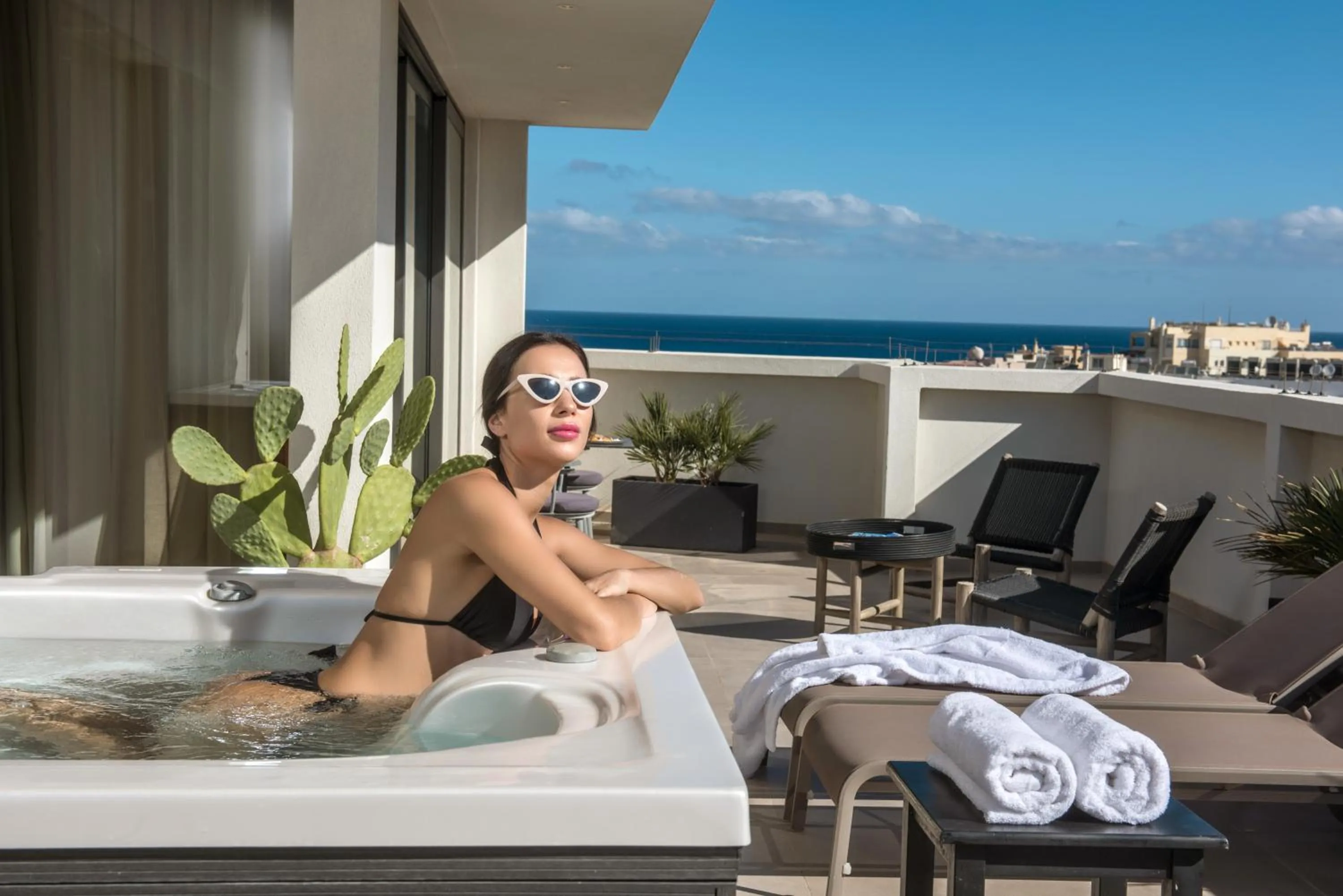 Hot Tub in Metropole Urban Hotel