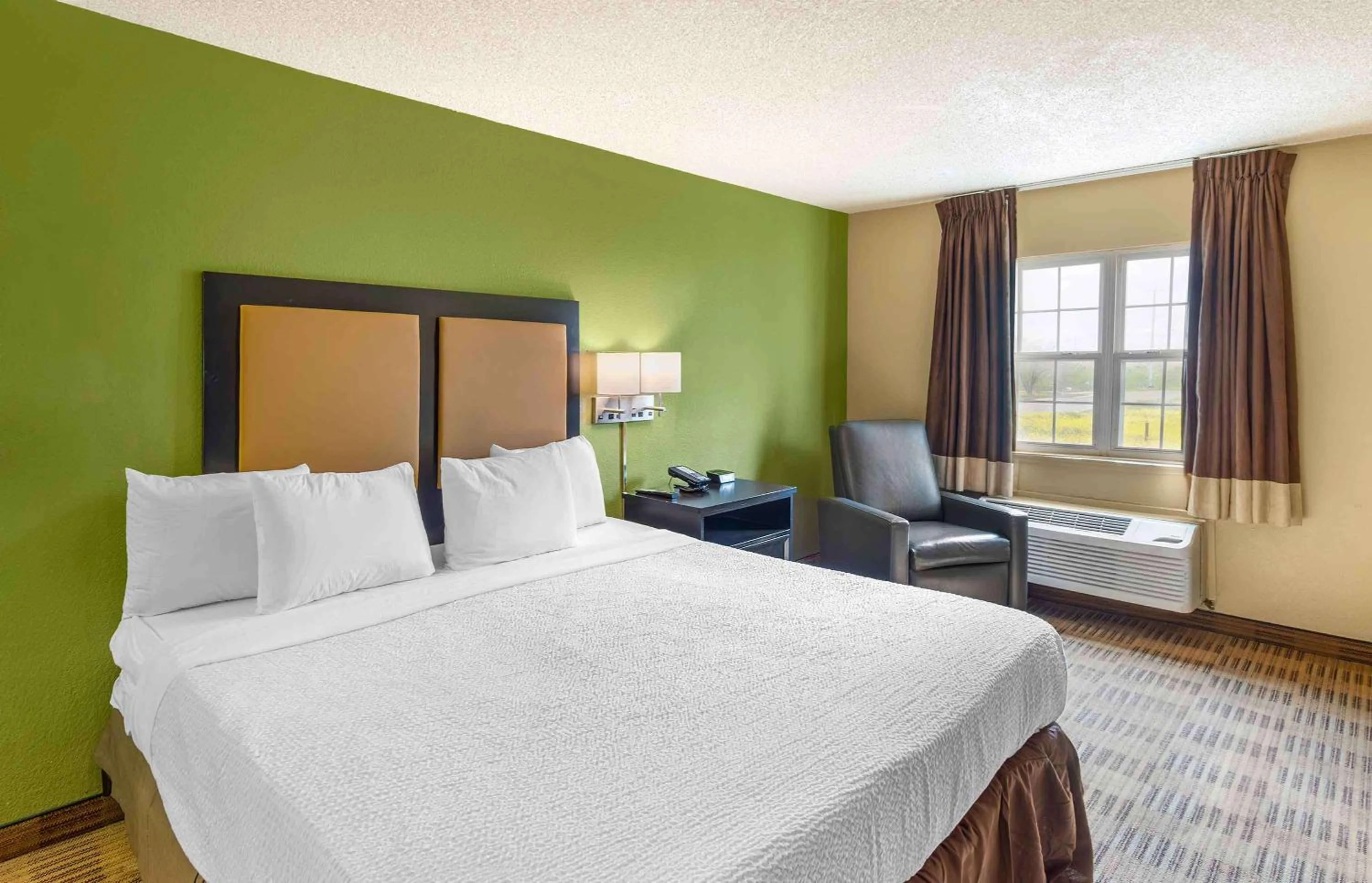 Bedroom, Bed in Extended Stay America Suites - Sacramento - Northgate