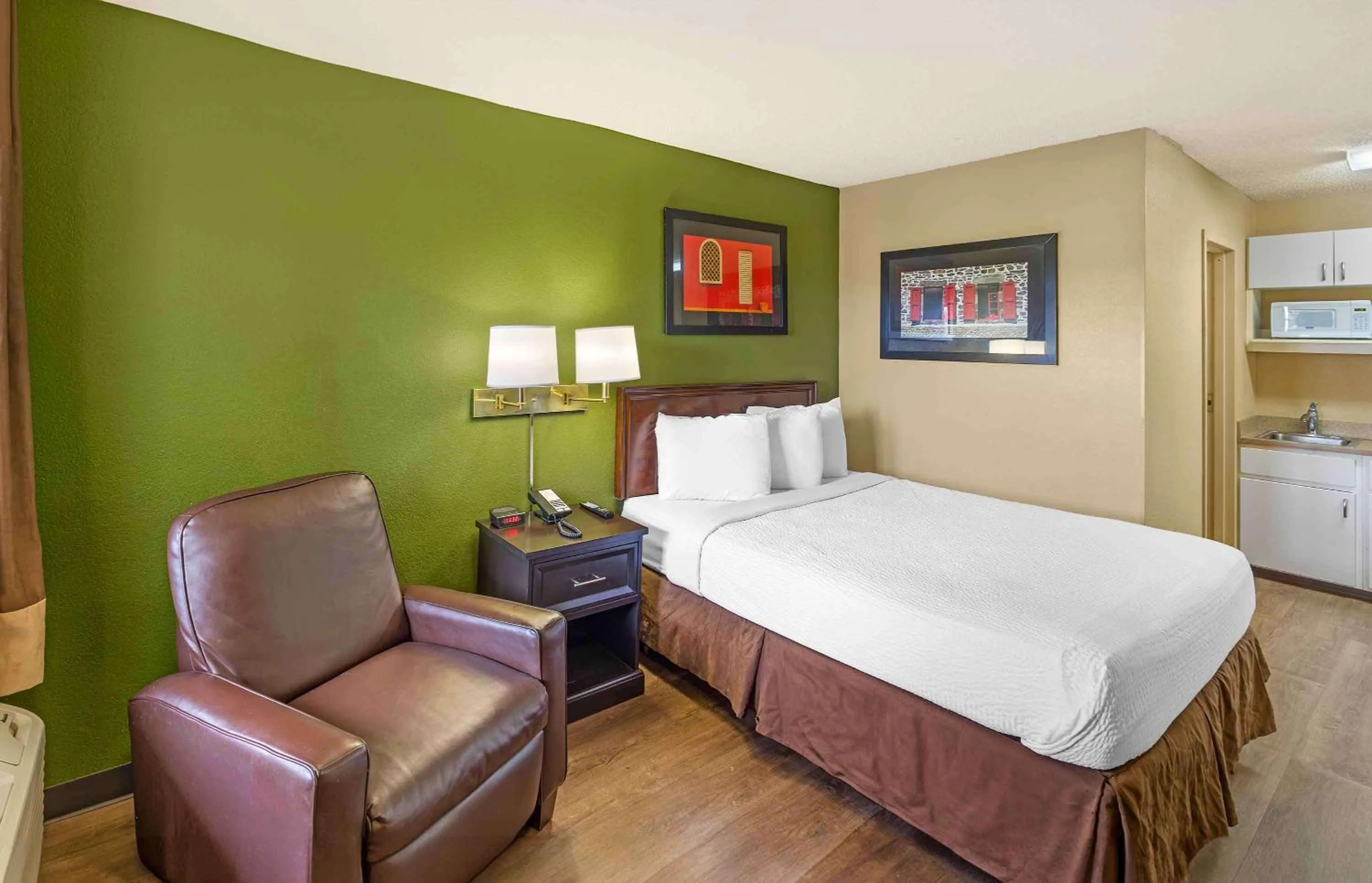 Bedroom, Bed in Extended Stay America Suites - Sacramento - Northgate