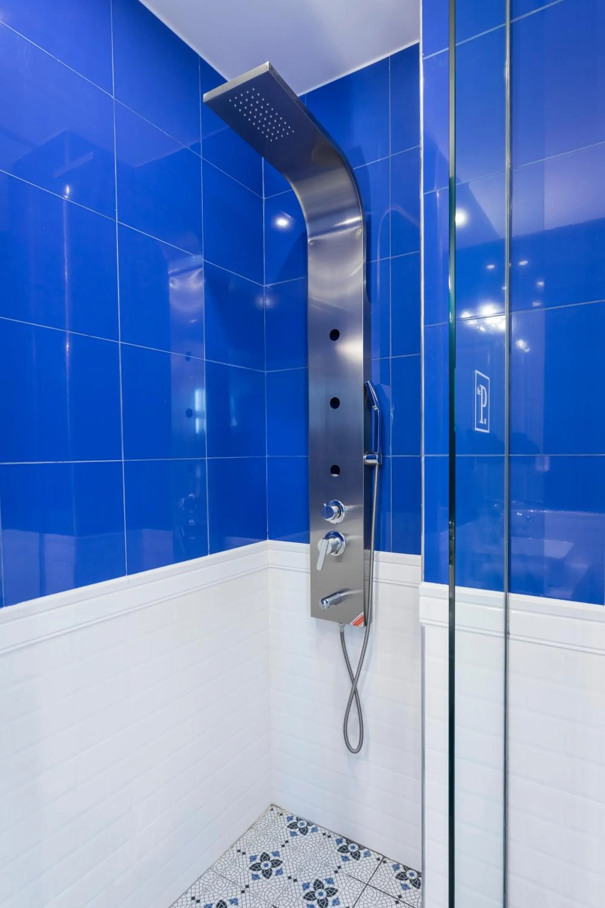 Bathroom in The Pinnacle Athens