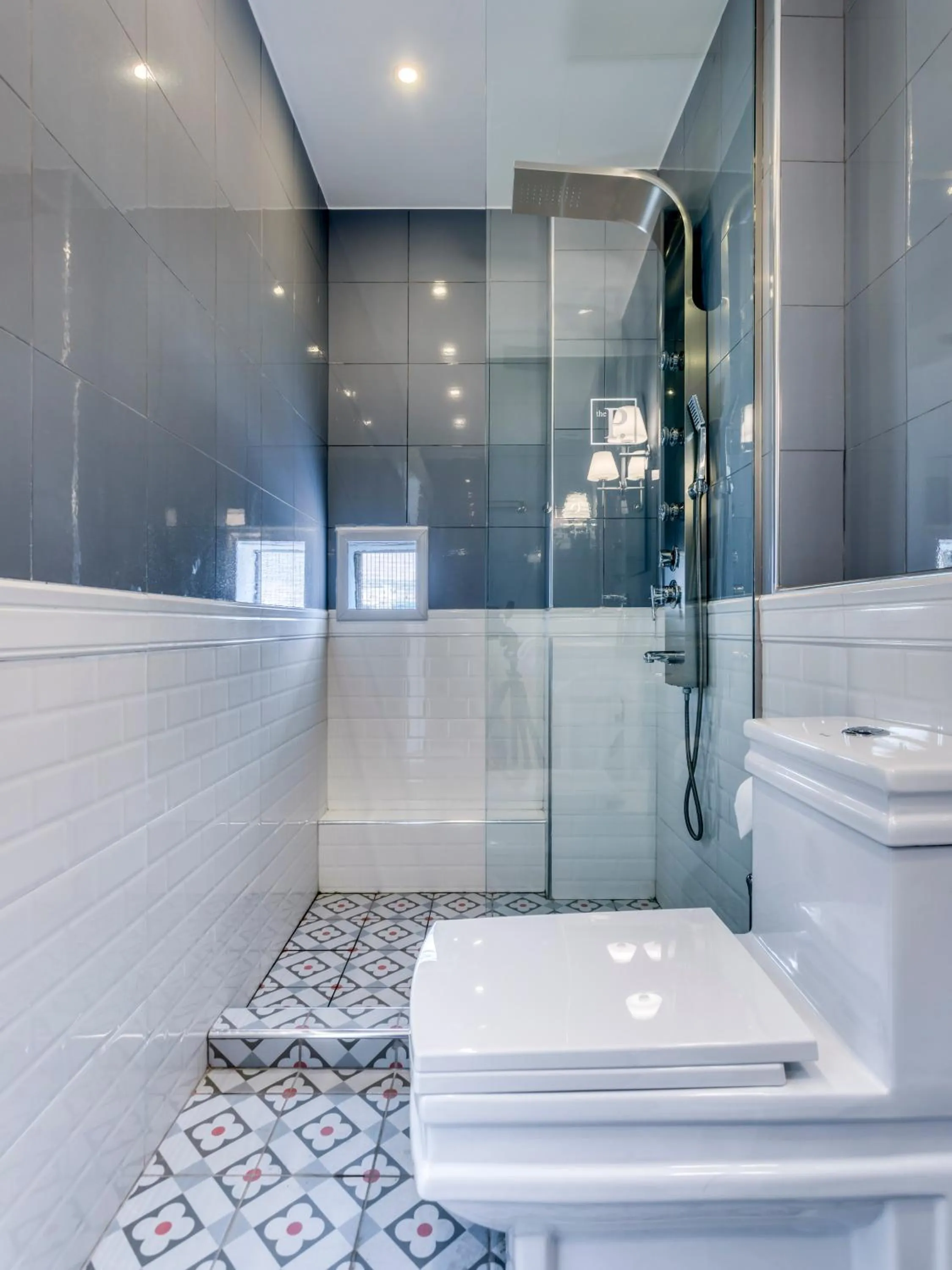 Shower in The Pinnacle Athens