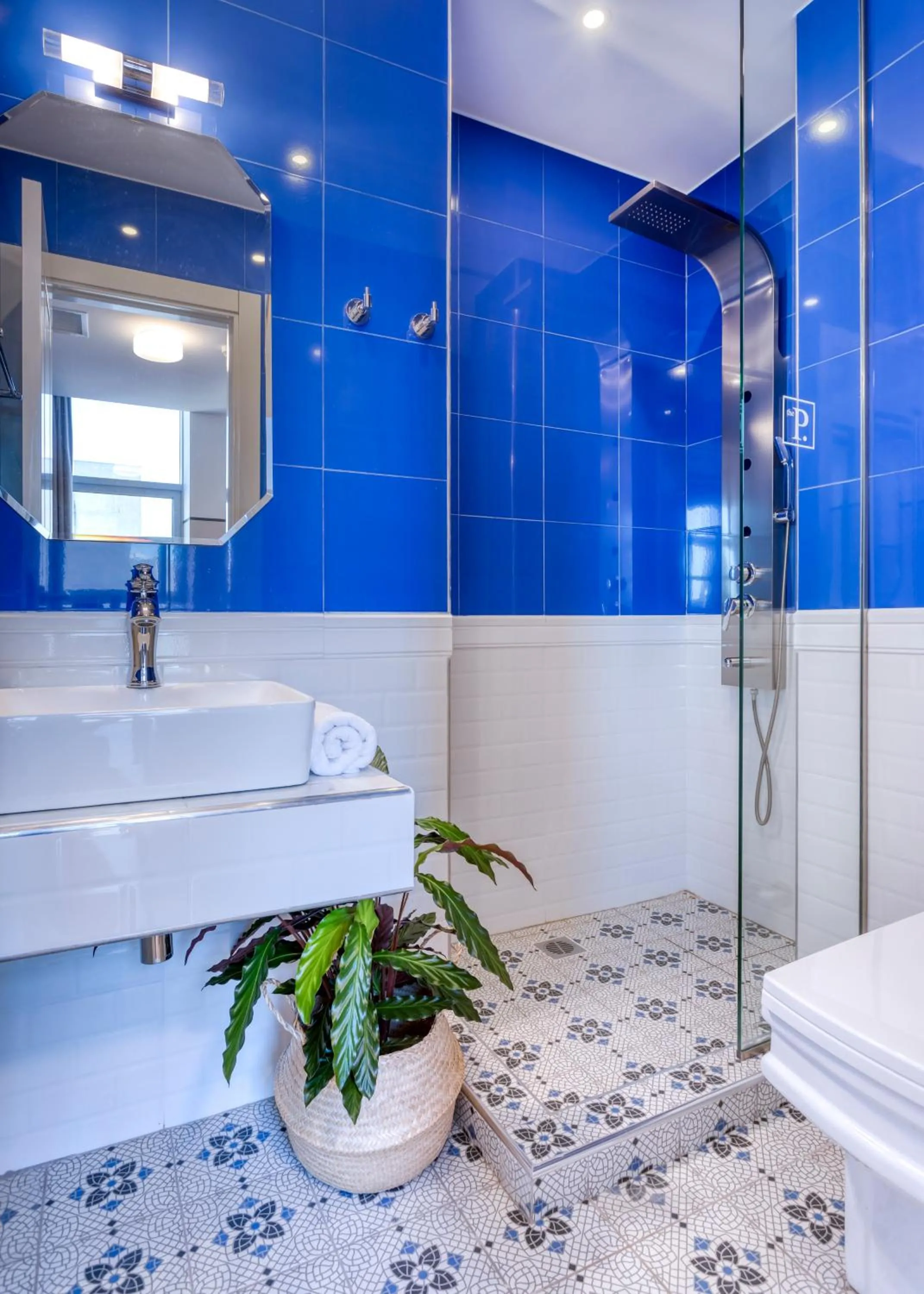 Shower in The Pinnacle Athens