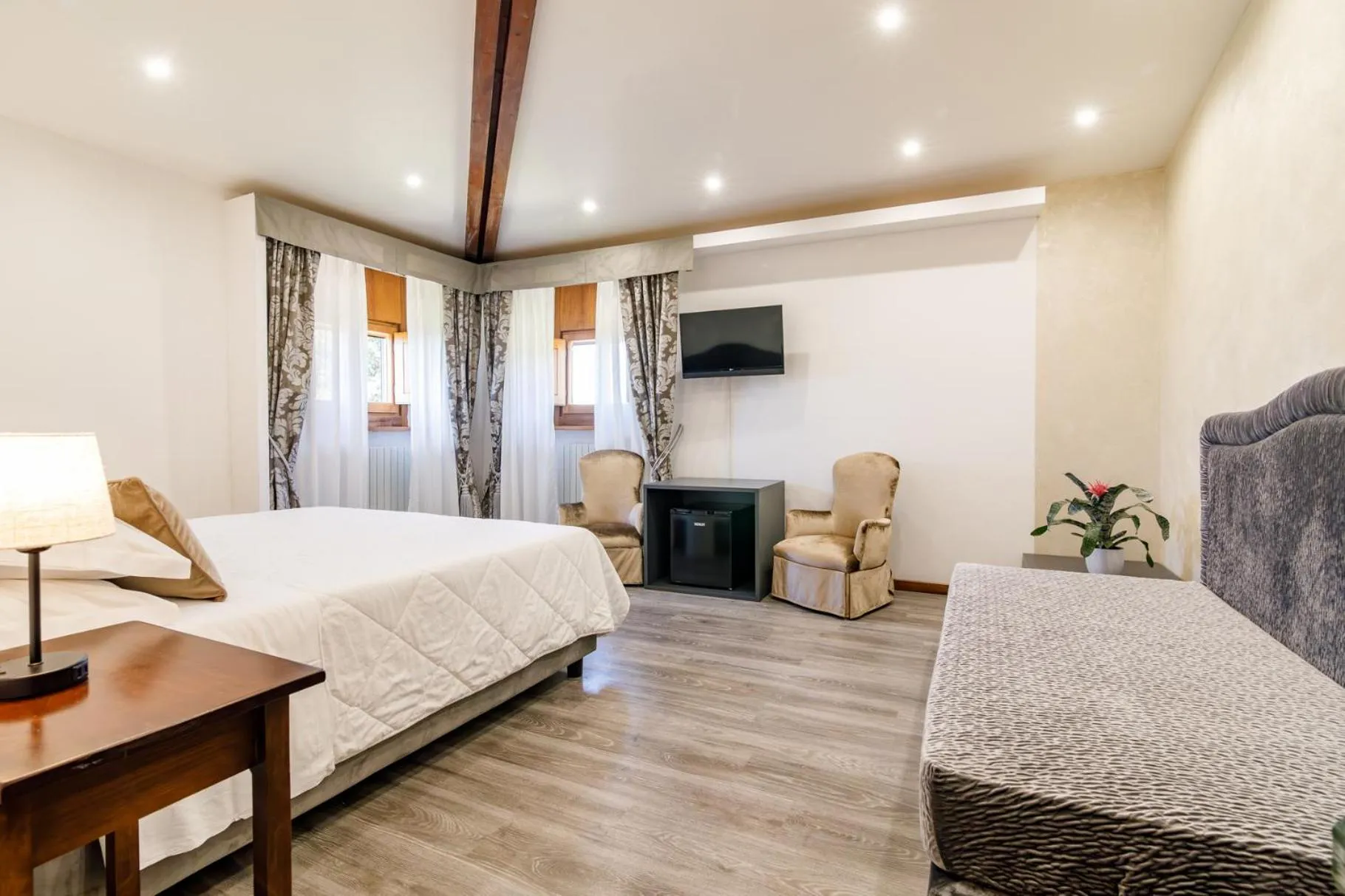 Photo of the whole room, Bed in Agriturismo Villa Godenano - Pool&Restaurant