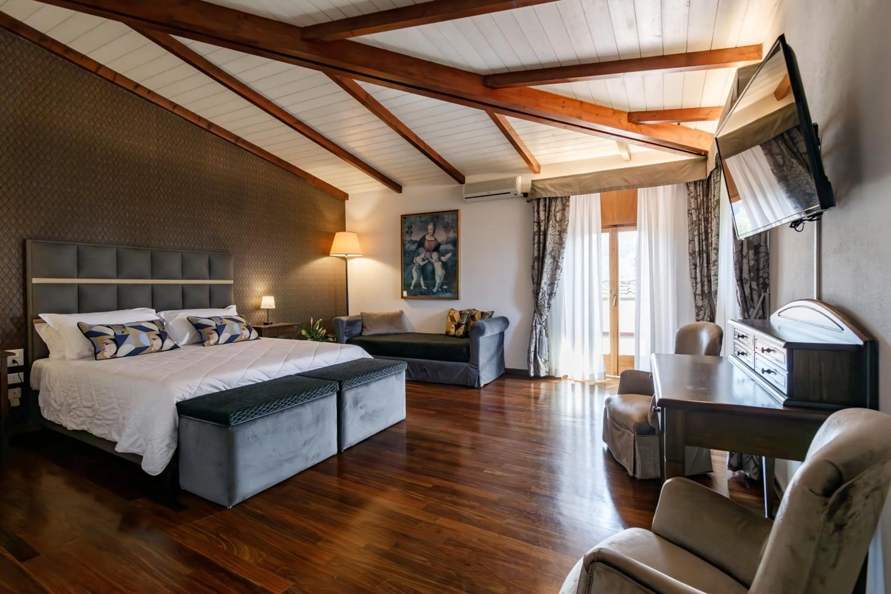 Photo of the whole room, Bed in Agriturismo Villa Godenano - Pool&Restaurant