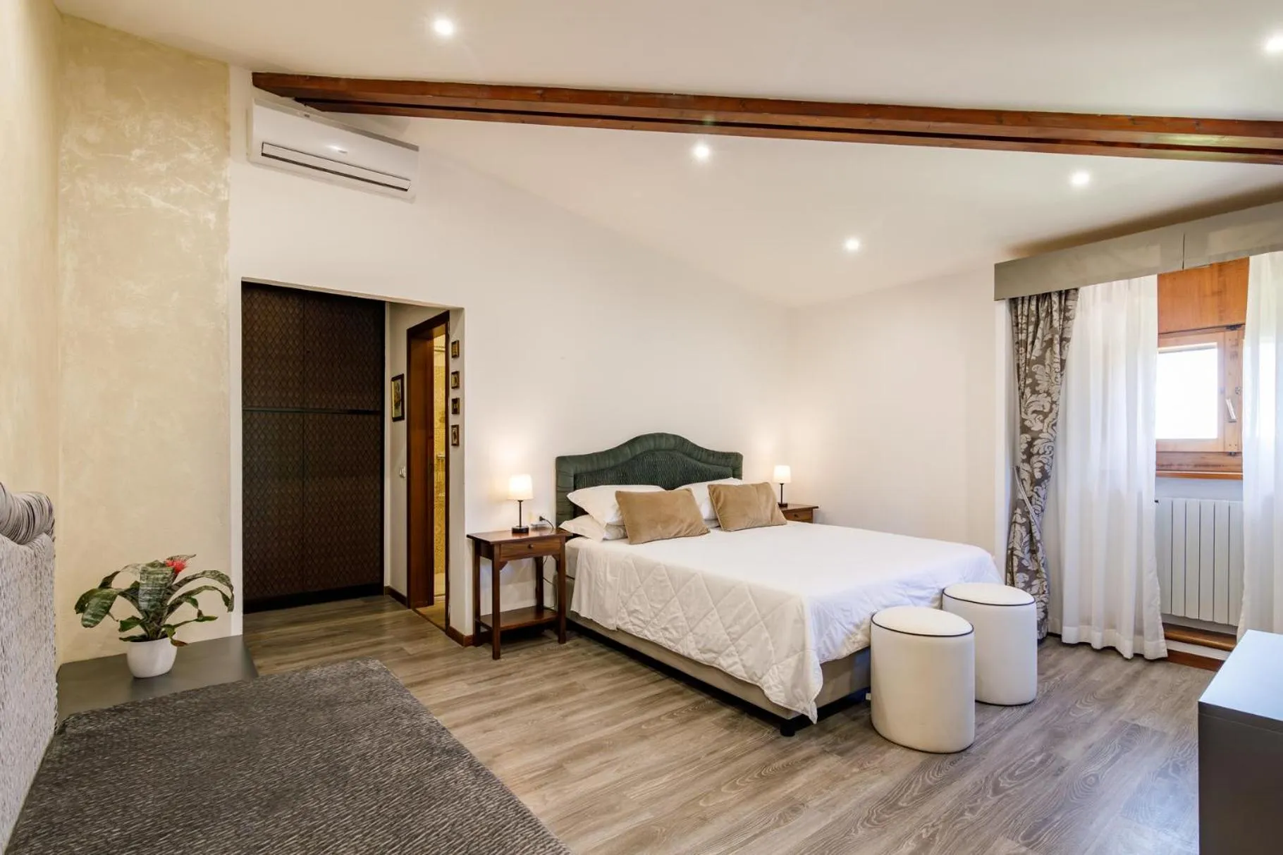 Bedroom, Bed in Agriturismo Villa Godenano - Pool&Restaurant