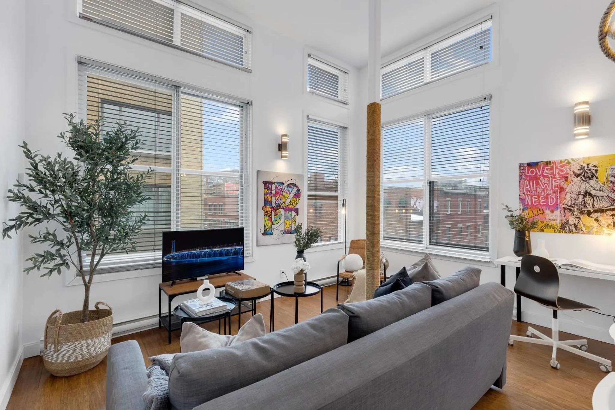 Communal lounge/ TV room in LiV MTL Main