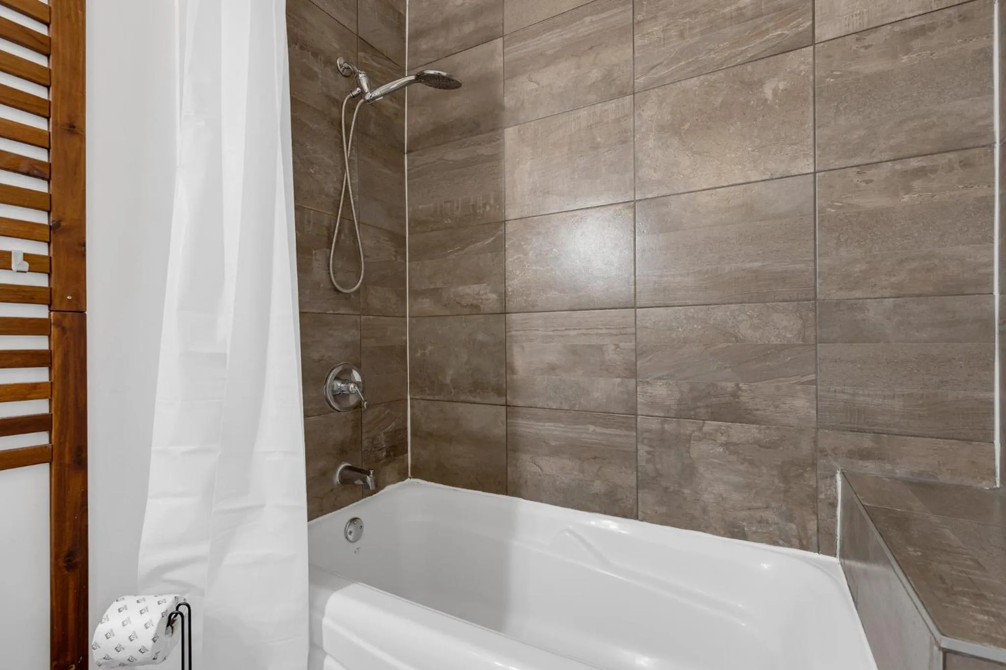 Shower in LiV MTL Chic