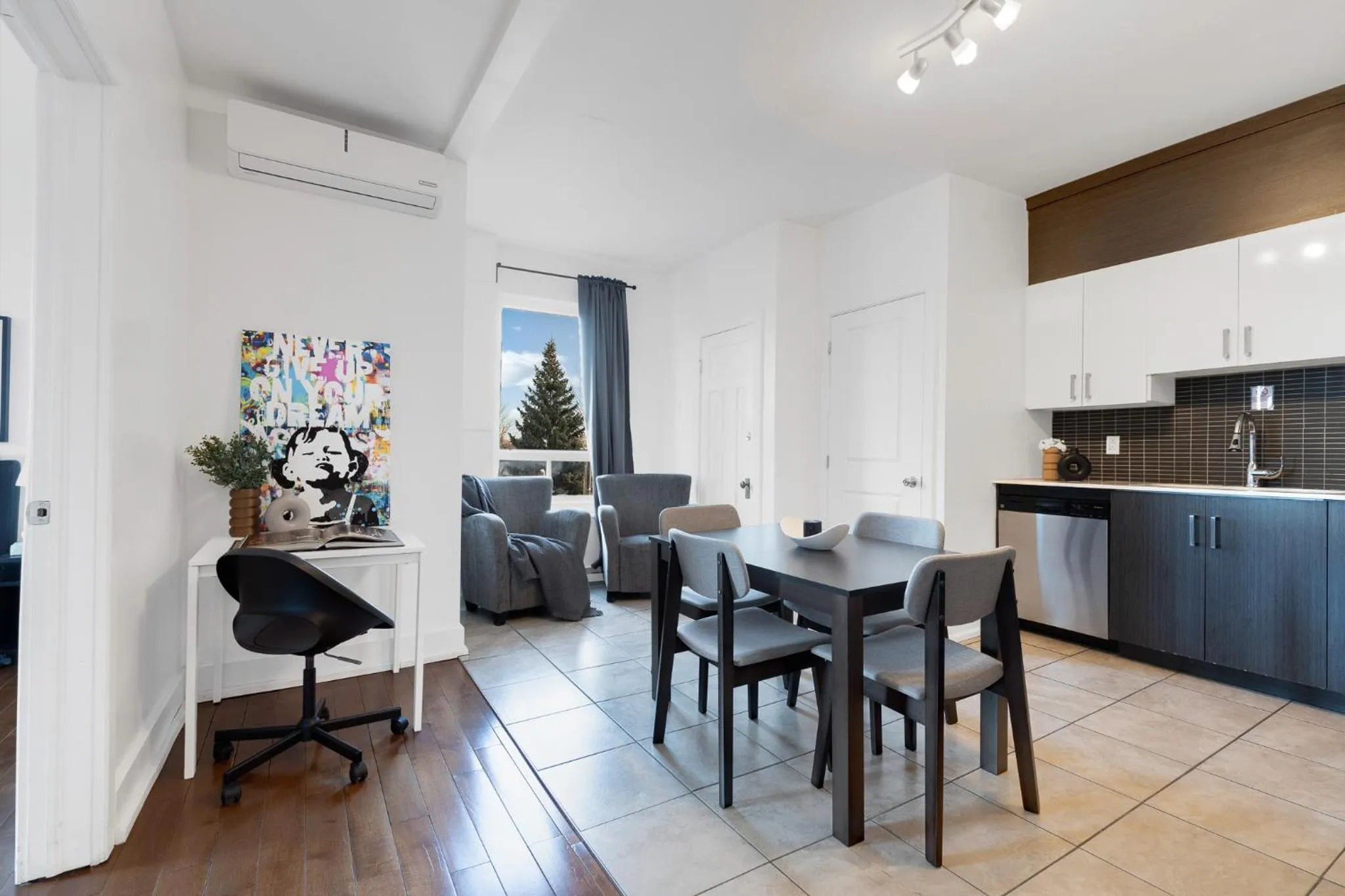 Kitchen or kitchenette in LiV MTL Chic