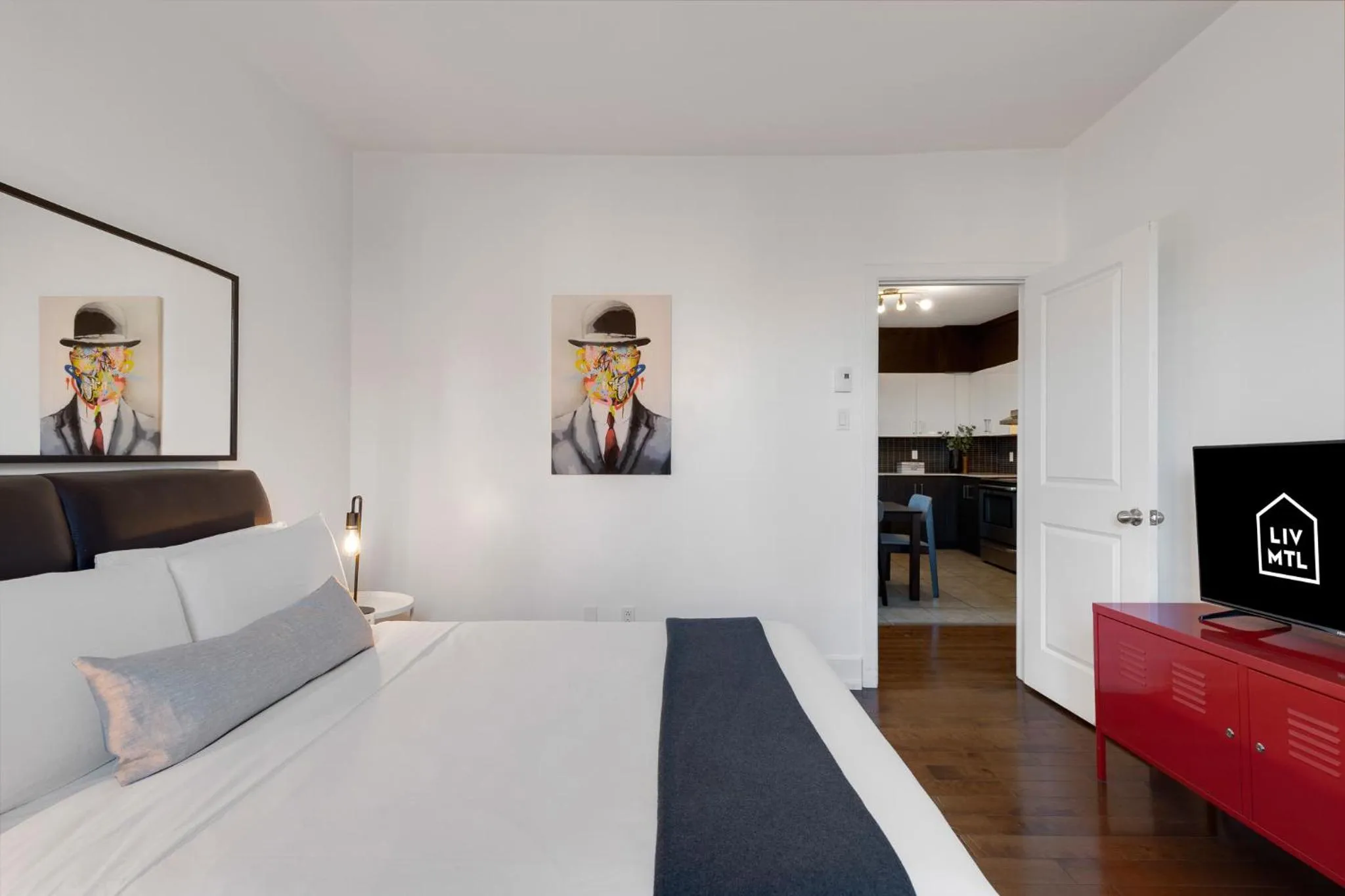 Communal lounge/ TV room, Bed in LiV MTL Chic