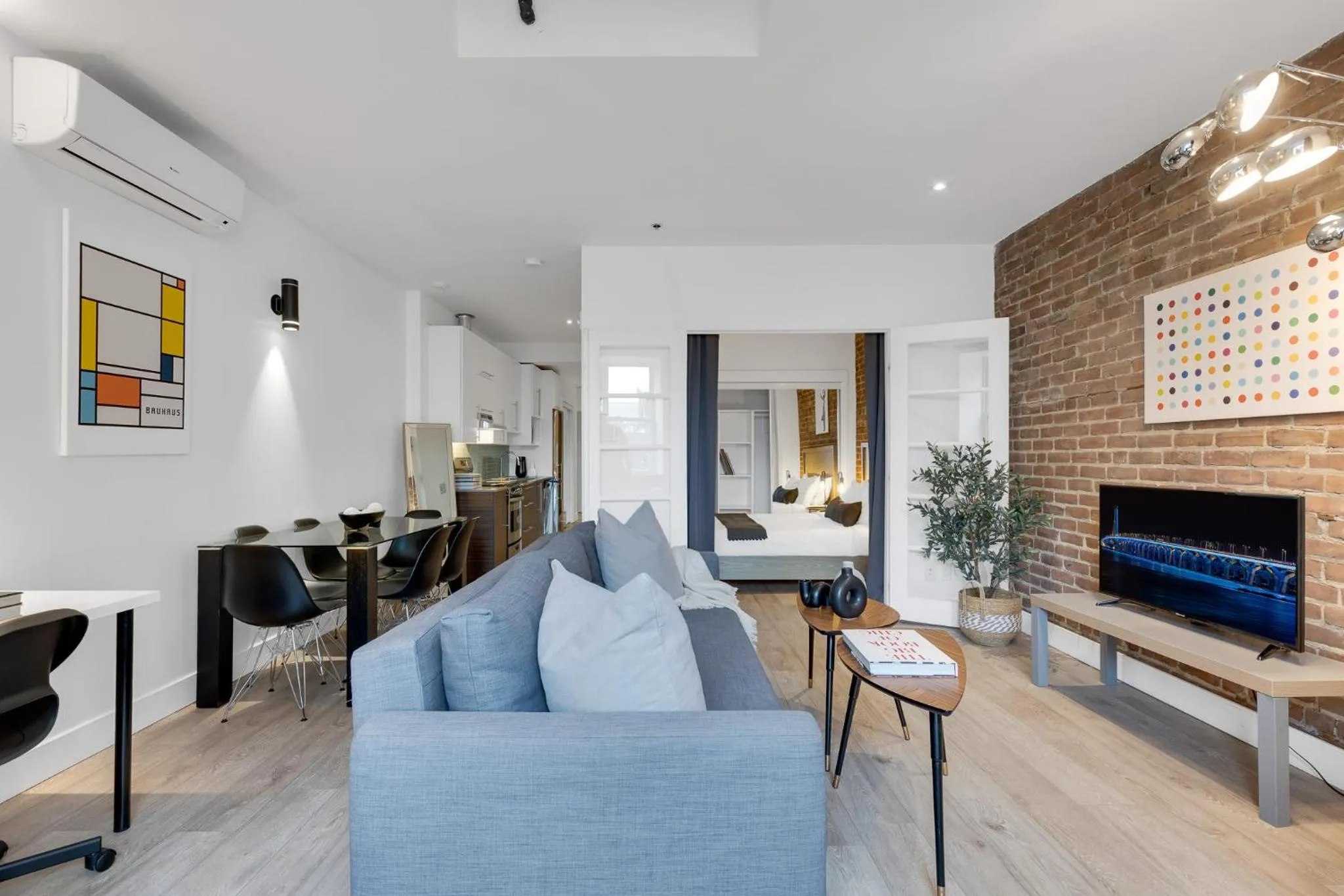 Communal lounge/ TV room in LiV MTL Downtown