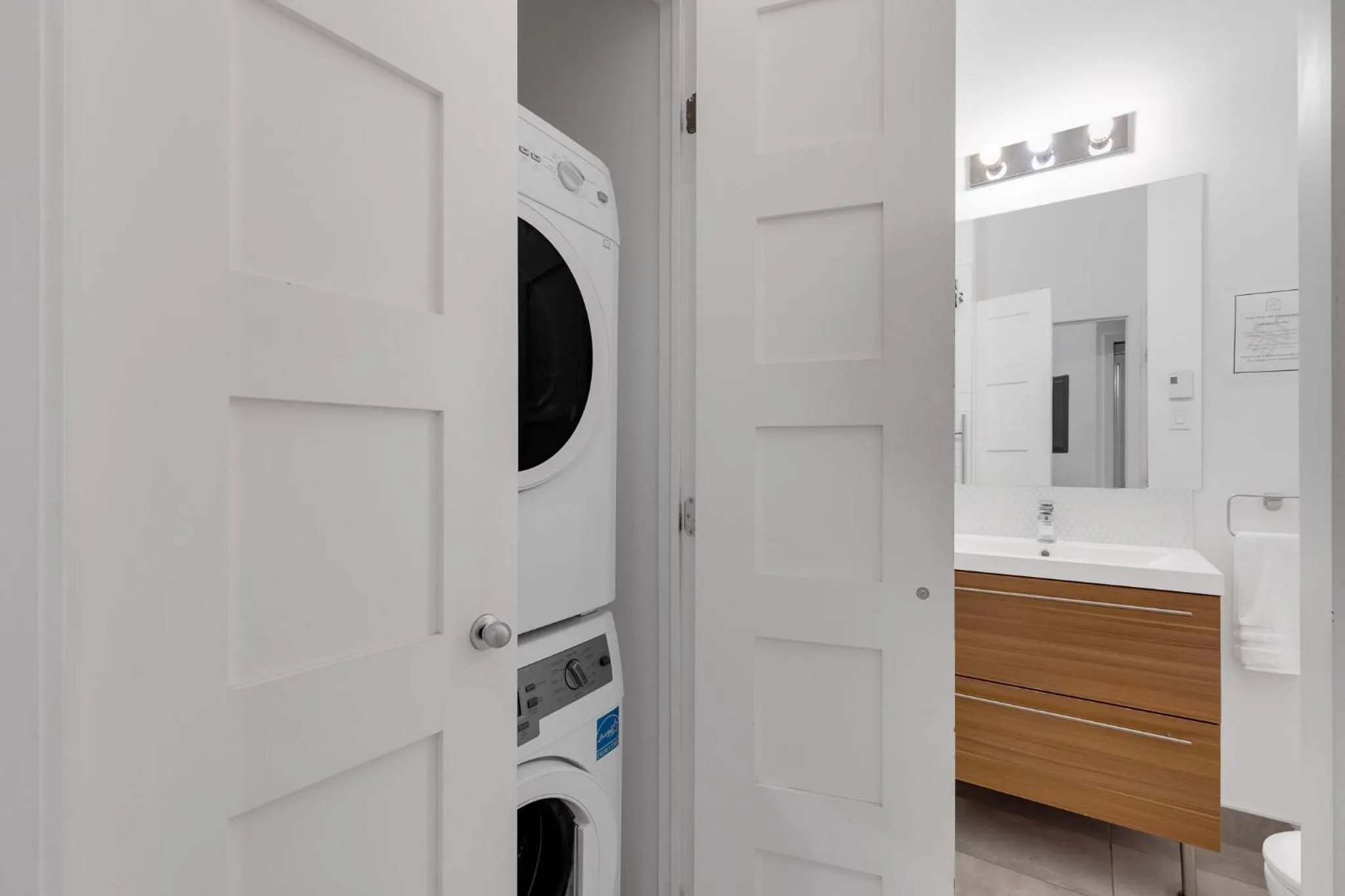 Shower in LiV MTL Downtown