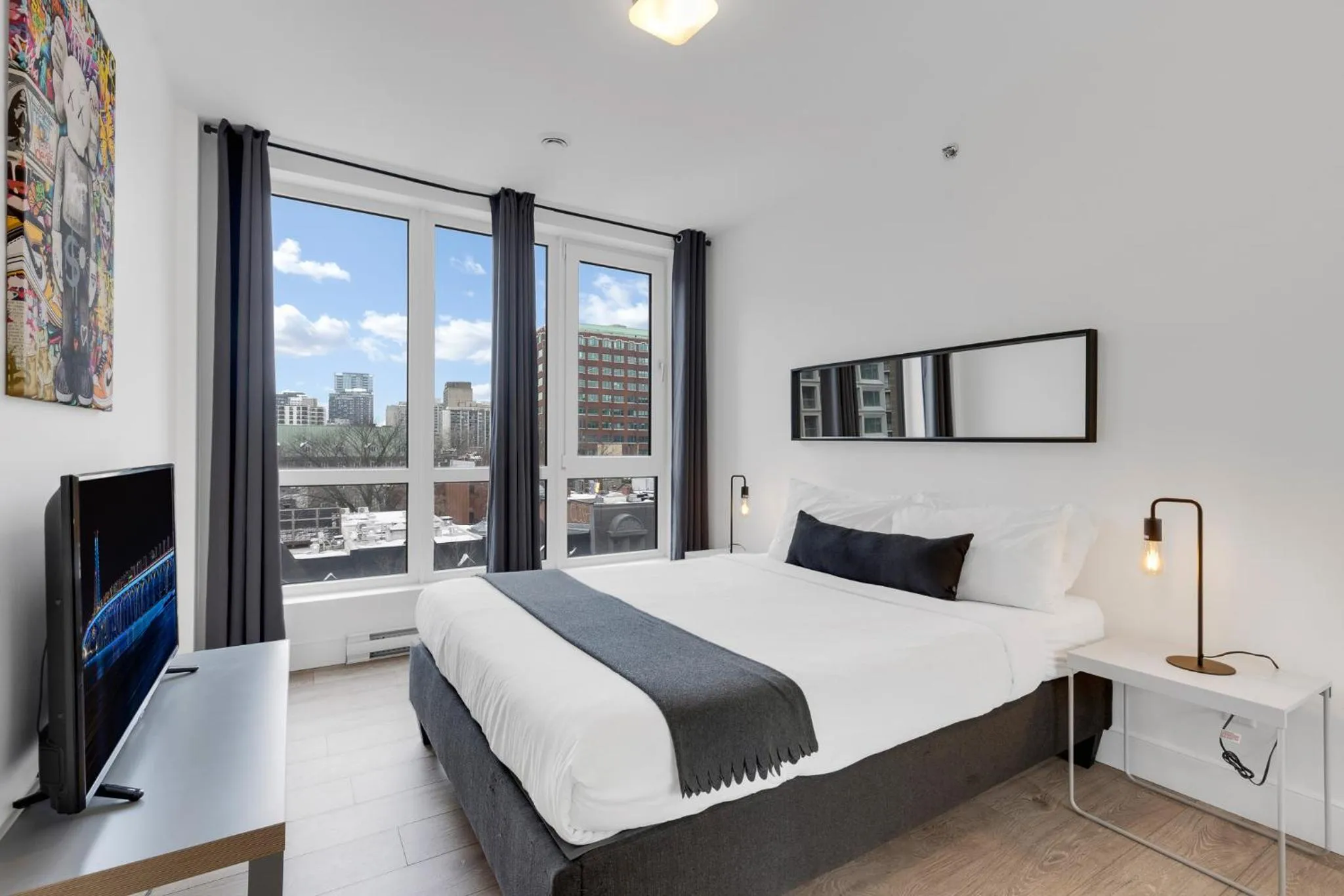 Communal lounge/ TV room, Bed in LiV MTL Downtown