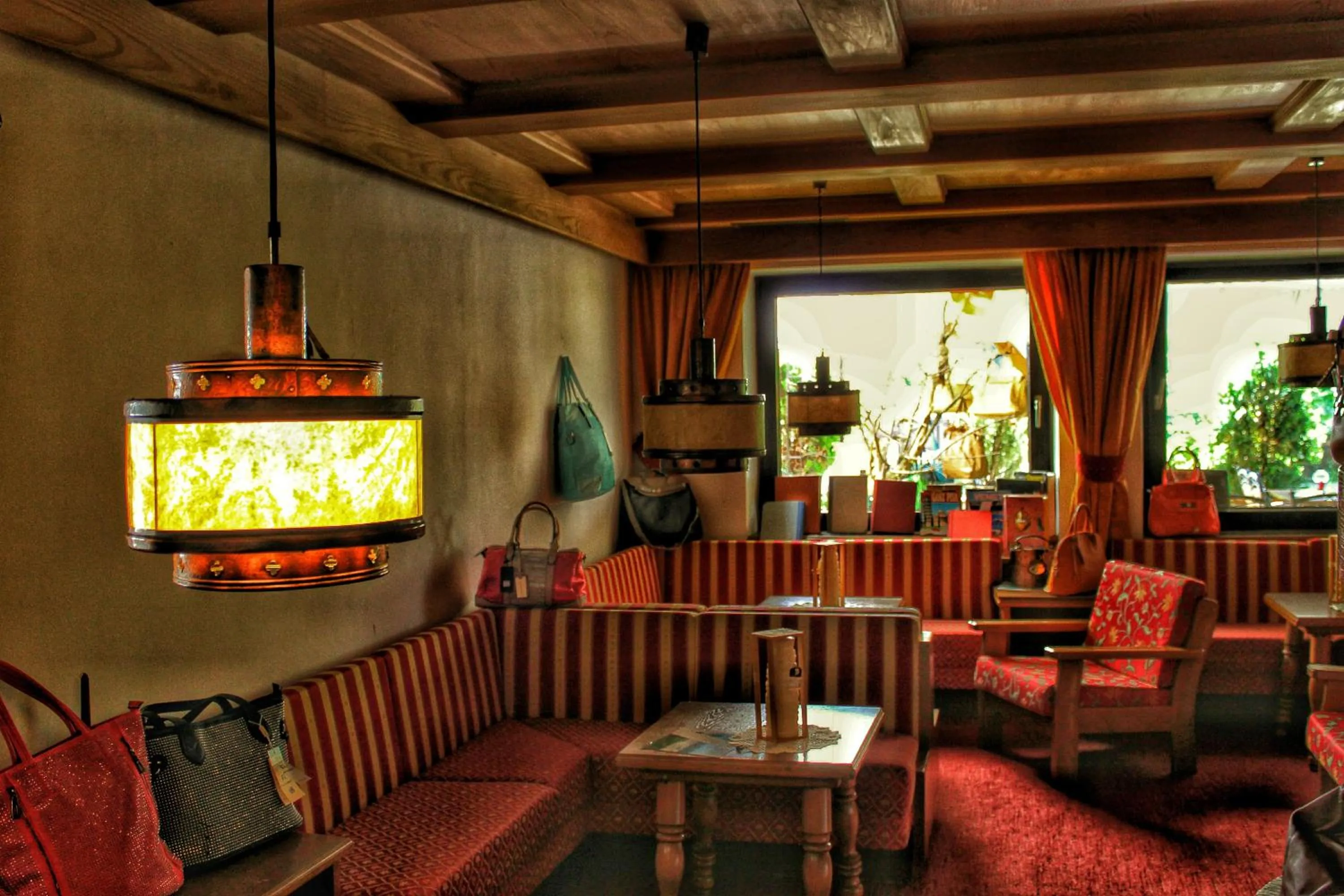 Communal lounge/ TV room in Panoramahotel Unterinnerhof