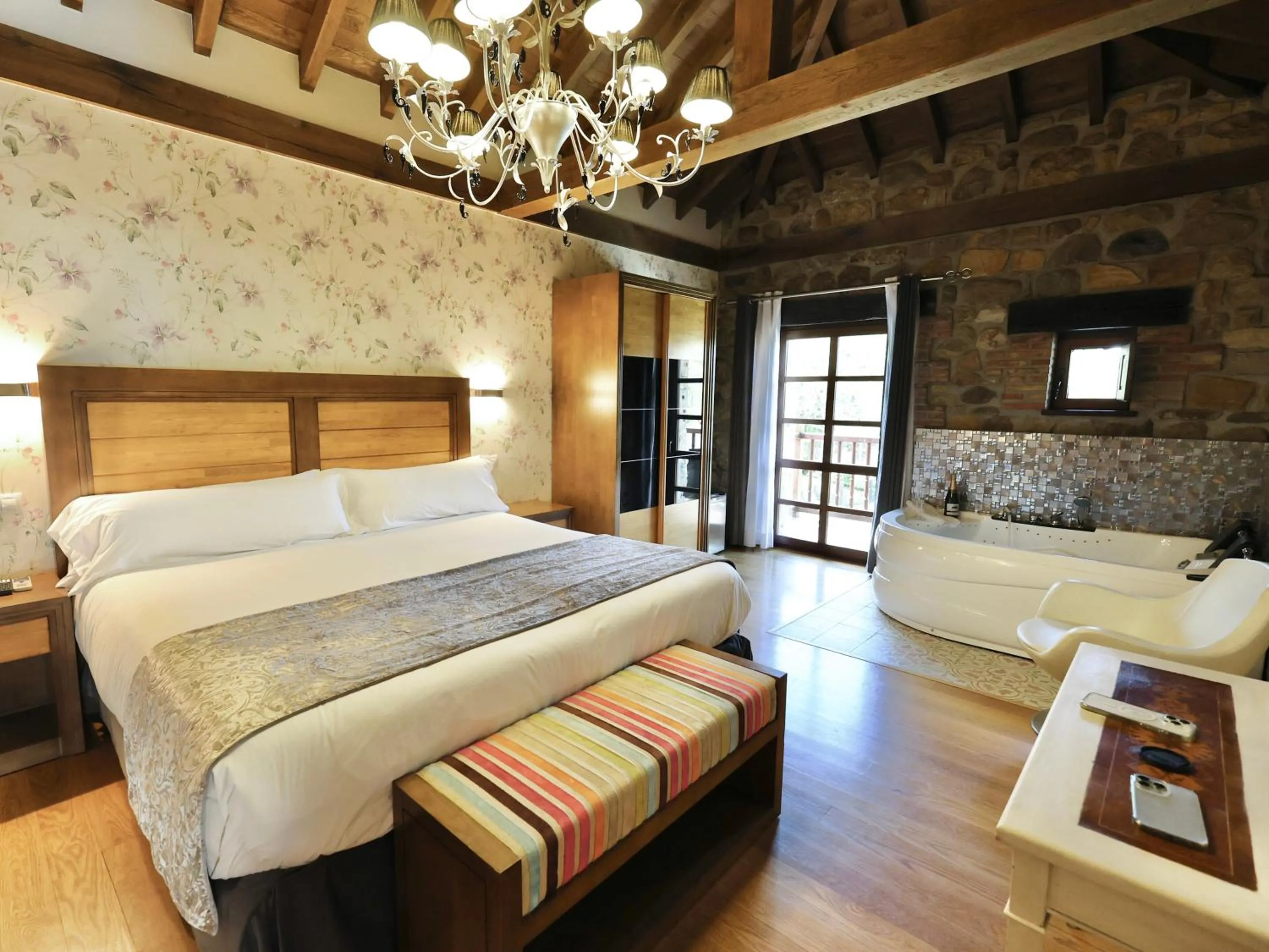 Photo of the whole room, Bed in Akla Hotel Suites Valles Pasiegos