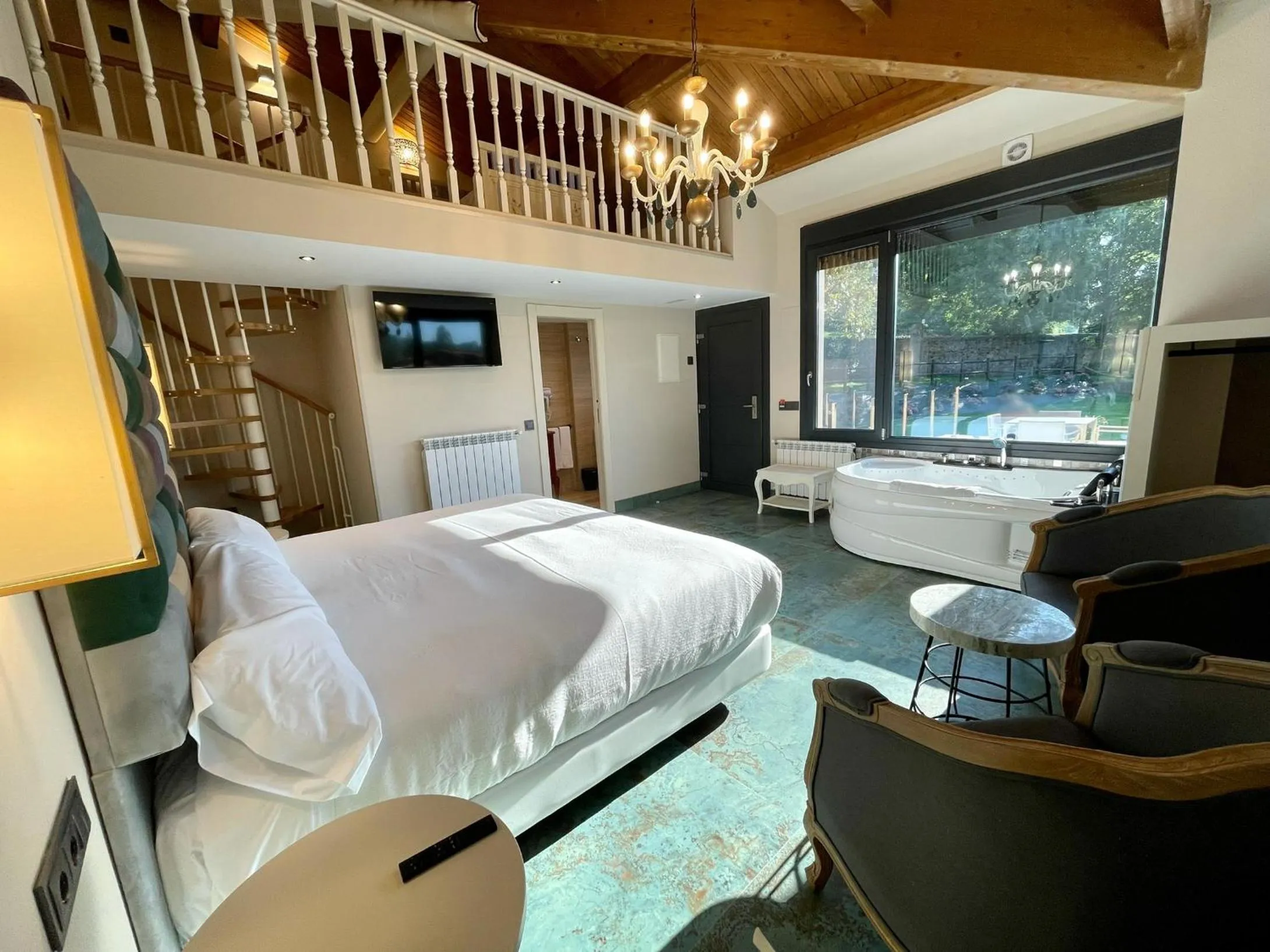 Hot Tub, Bed in Akla Hotel Suites Valles Pasiegos