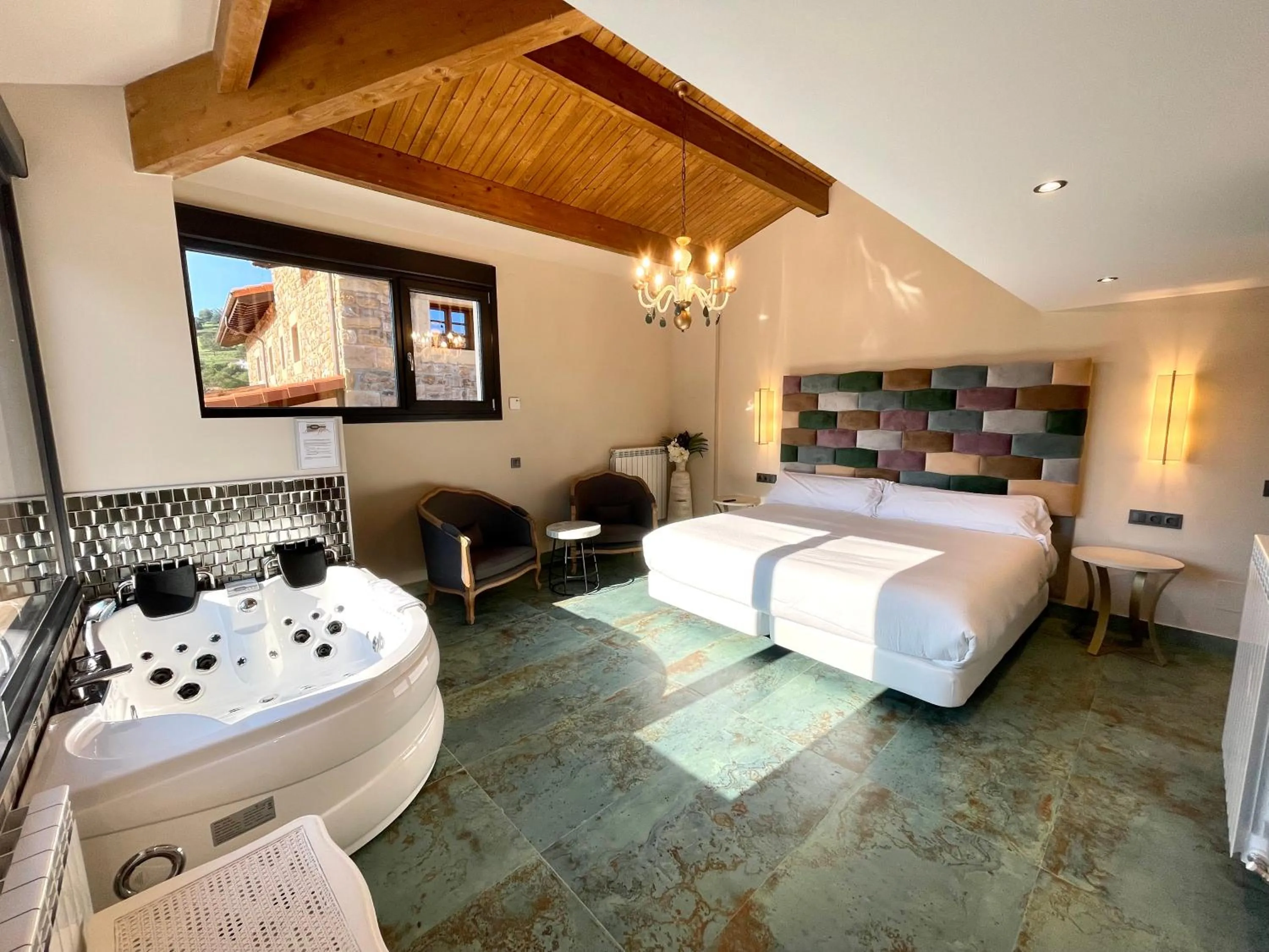 Hot Tub, Bed in Akla Hotel Suites Valles Pasiegos