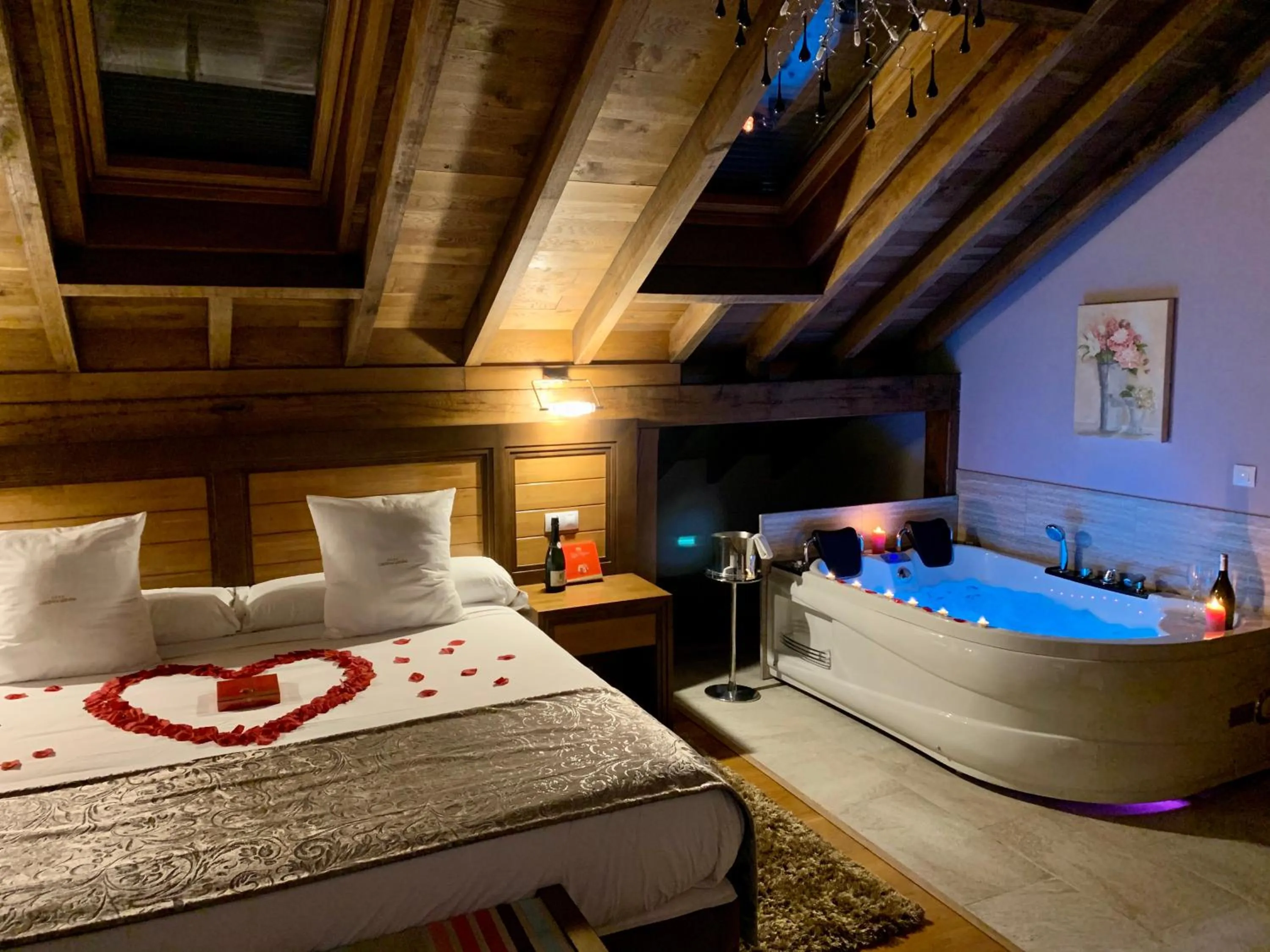 Photo of the whole room, Bed in Akla Hotel Suites Valles Pasiegos