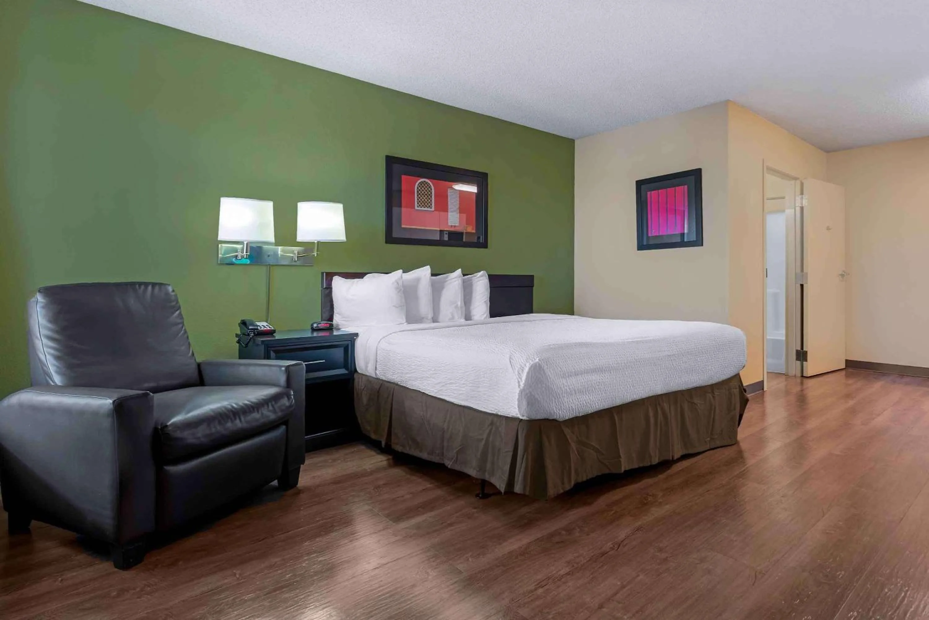 Bedroom, Bed in Extended Stay America Suites - Sacramento - Arden Way