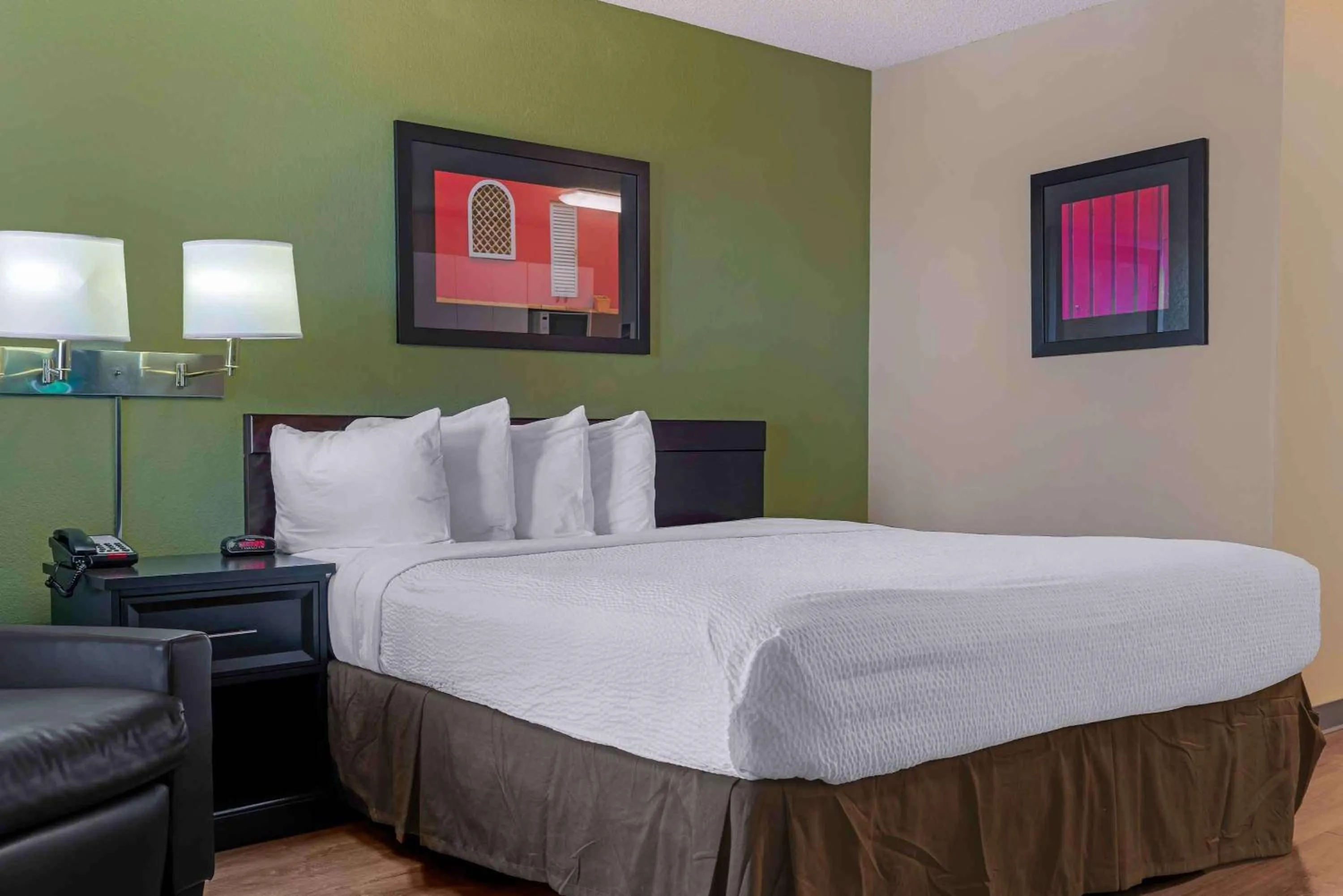 Bedroom, Bed in Extended Stay America Suites - Sacramento - Arden Way