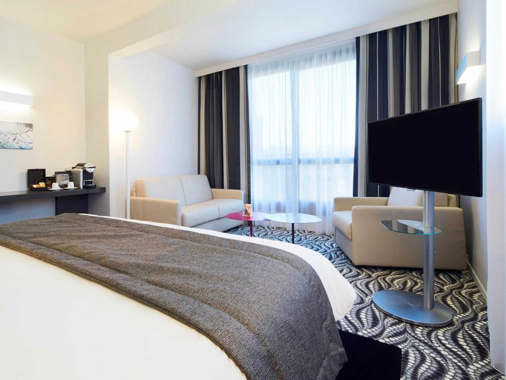 Balcony/Terrace, Bed in Kyriad Paris Ouest - Bezons La Défense