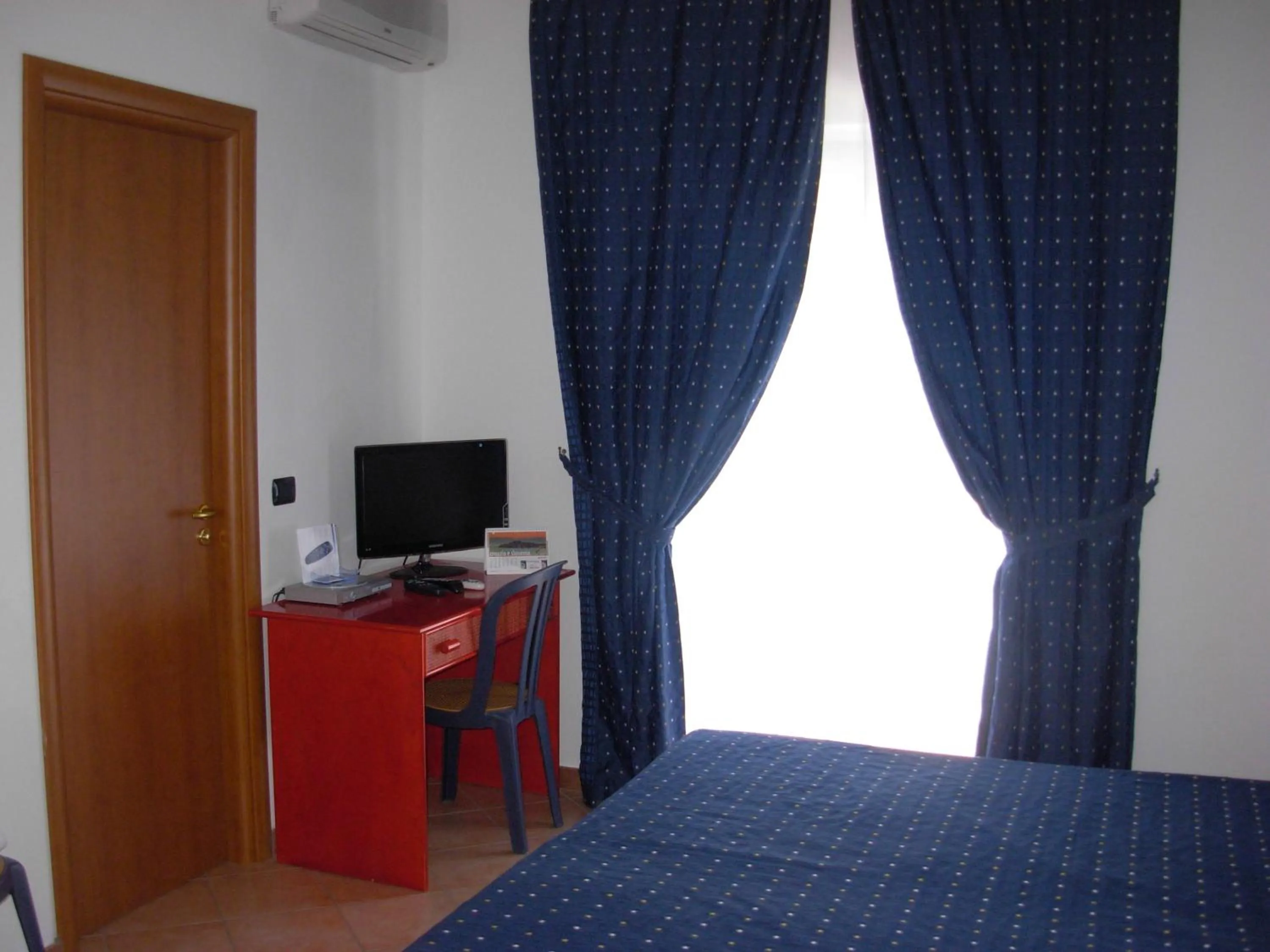Balcony/Terrace, Bed in Beach Hotel