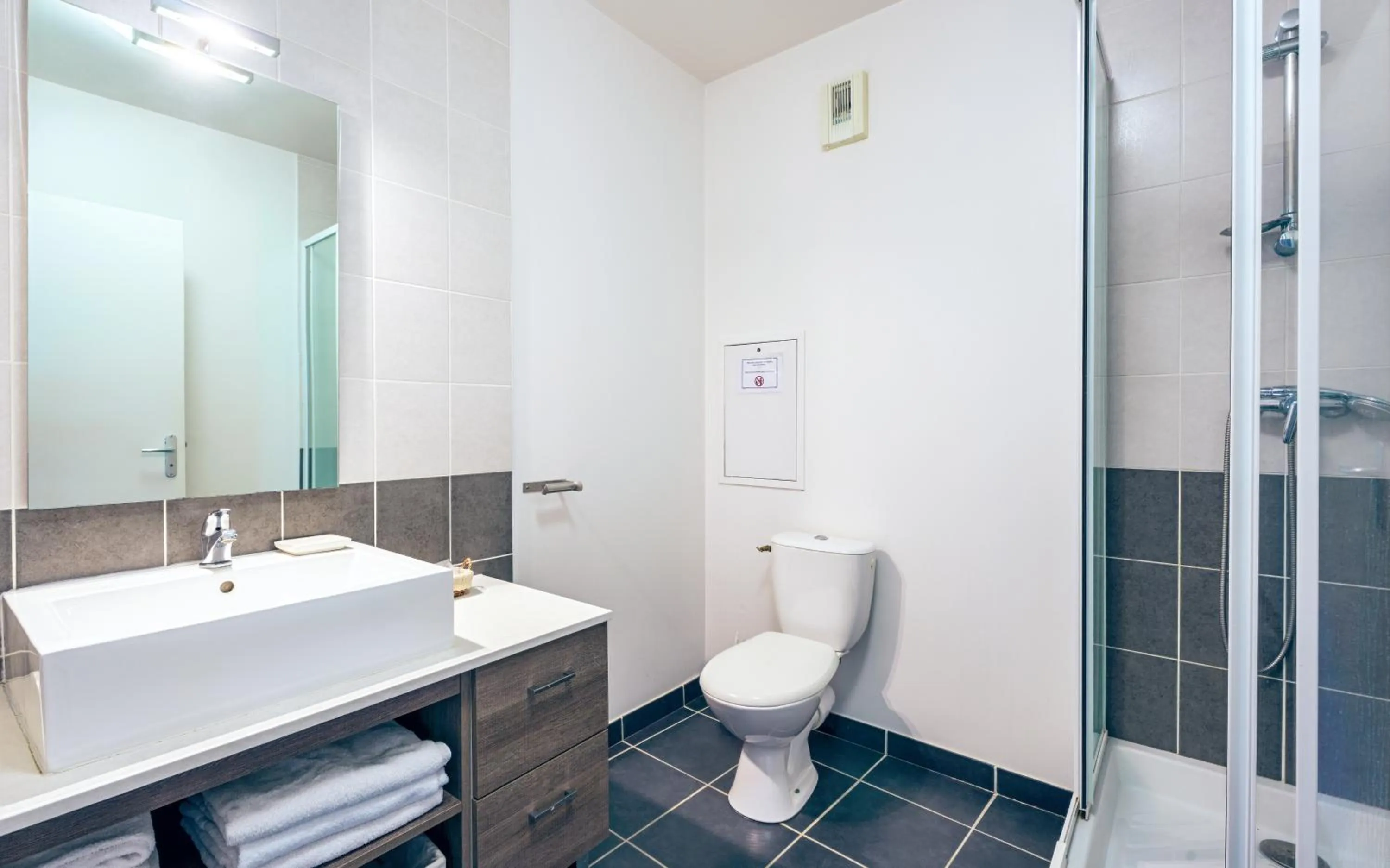 Shower in Tempologis - Chateau de la Rochette