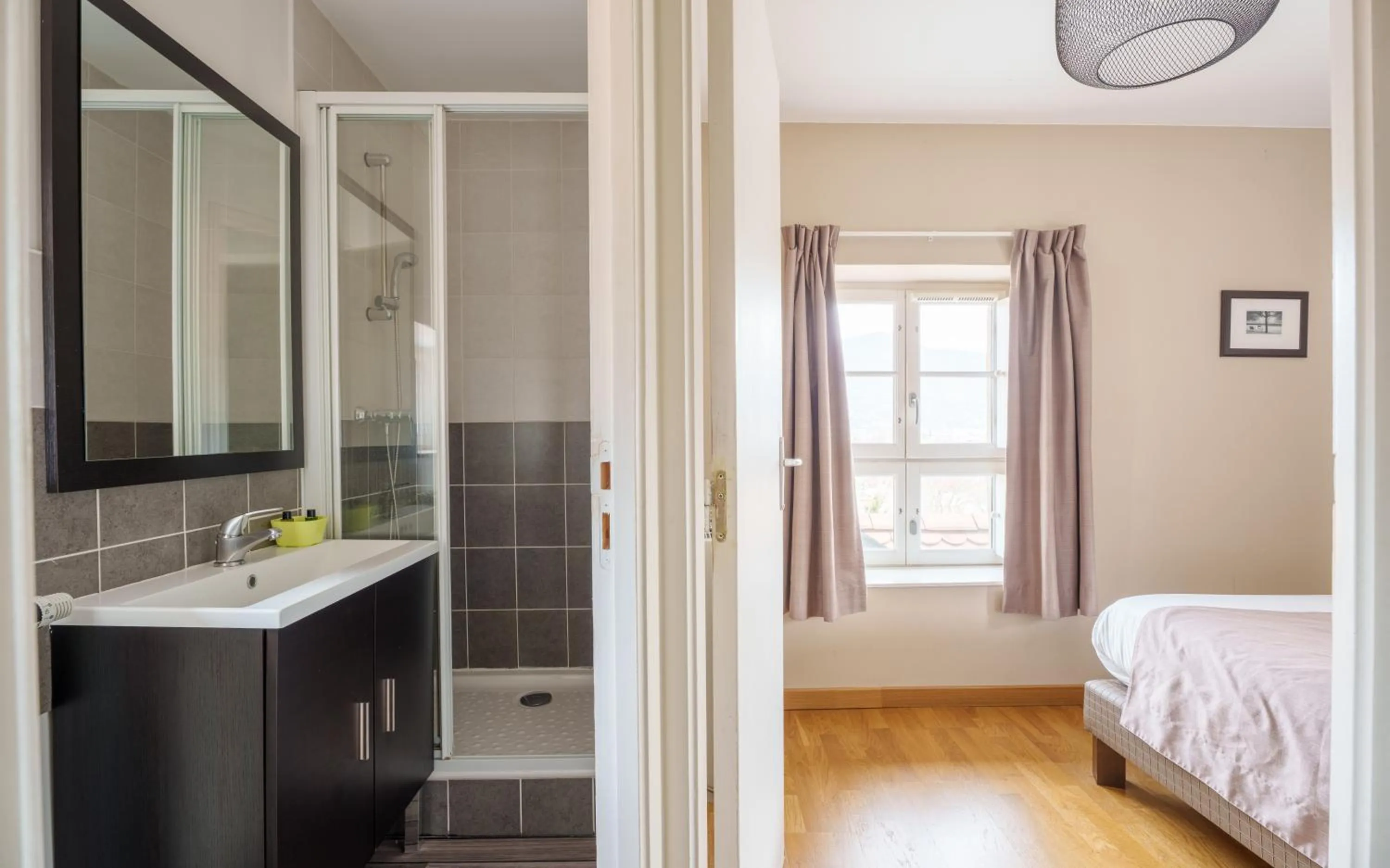 Shower, Bed in Tempologis - Chateau de la Rochette