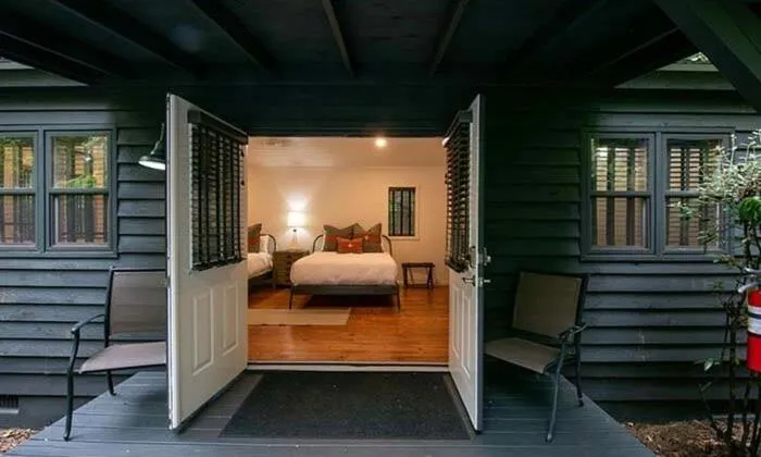 Bed in Dahlonega Resort and Vineyard