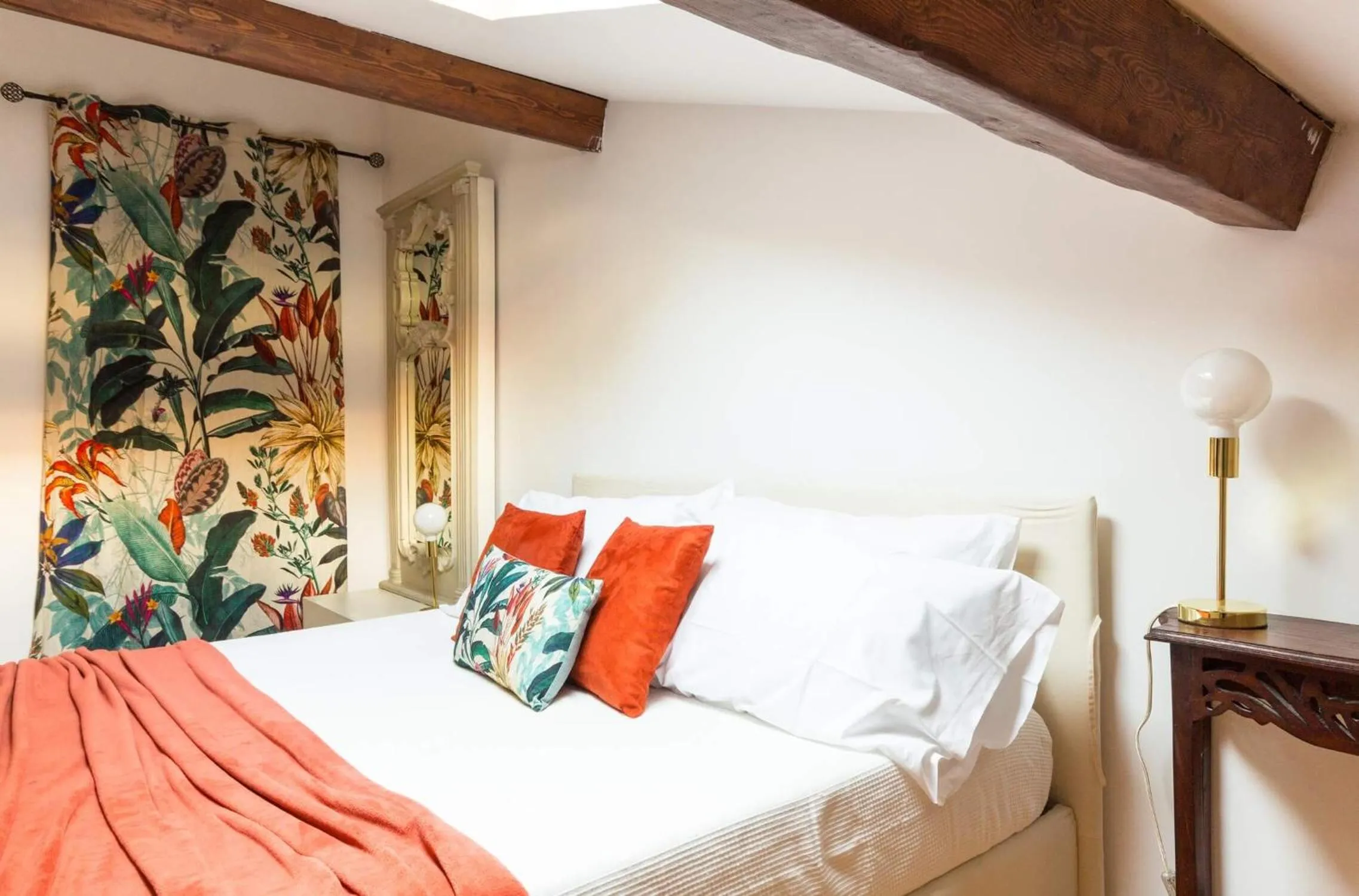 Photo of the whole room, Bed in Torripa Group - Trastevere