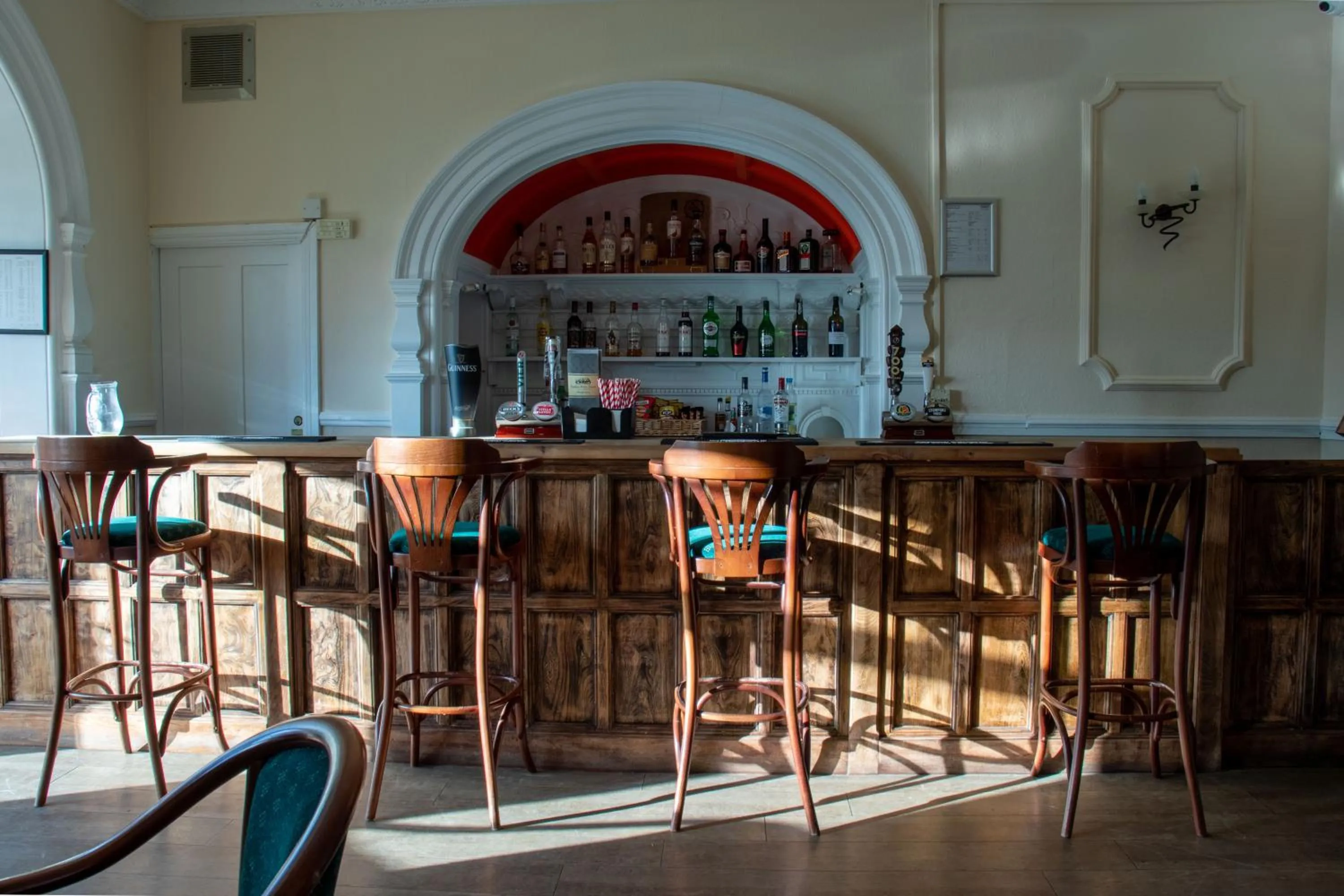 Restaurant/places to eat in Middle Aston House