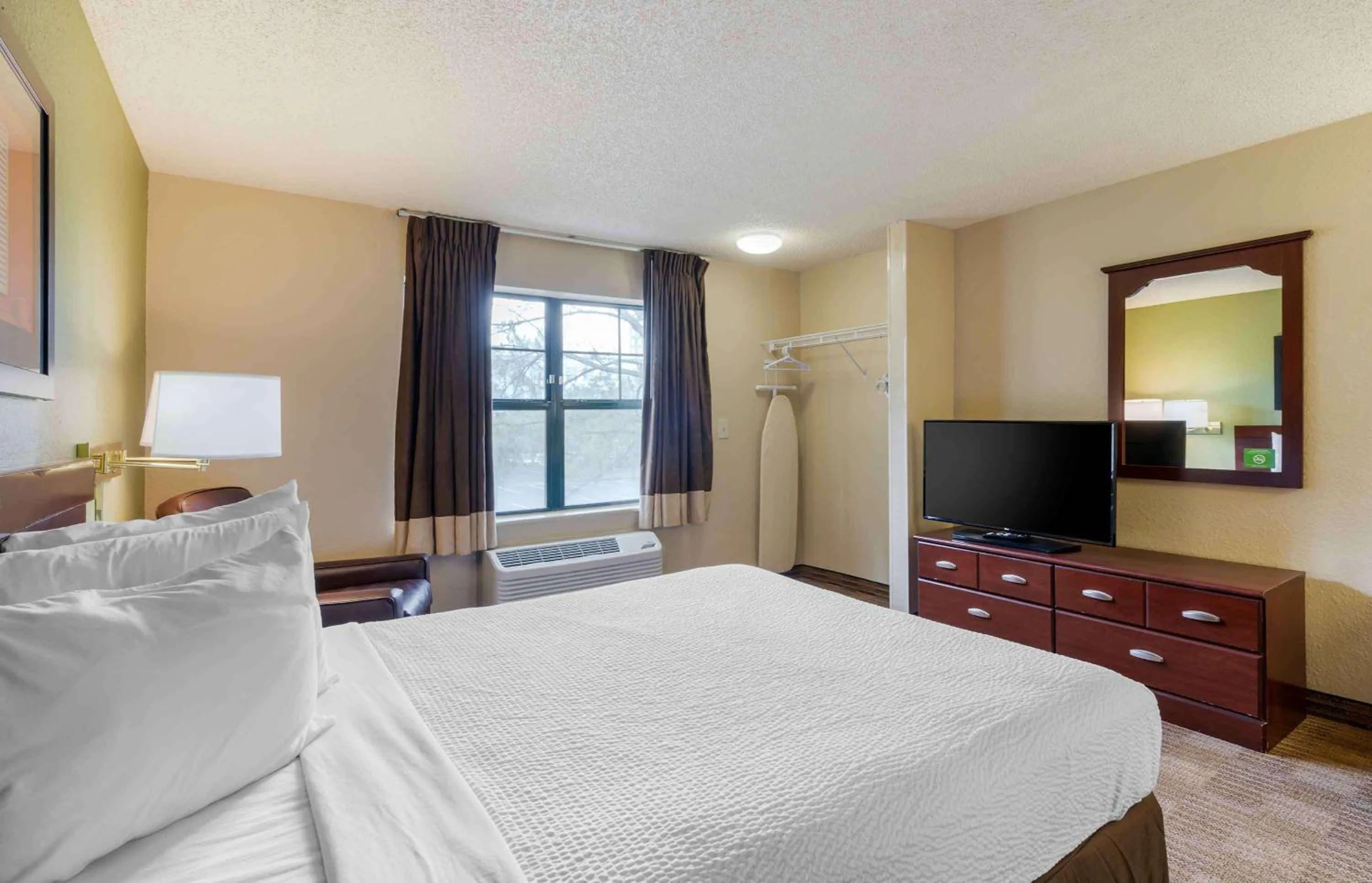 Bedroom, Bed in Extended Stay America Select Suites - Orlando - Maitland - 1760 Pembrook Dr