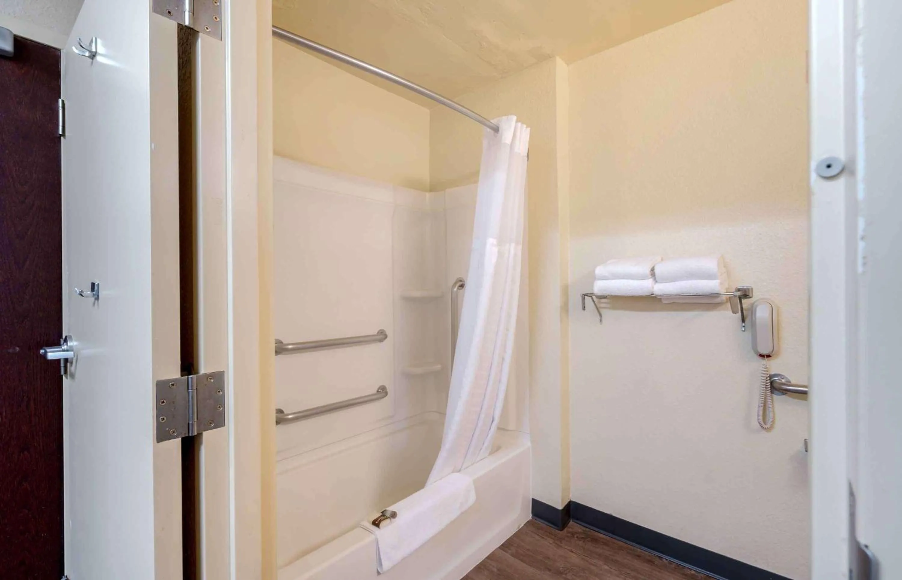 Bathroom in Extended Stay America Select Suites - Orlando - Maitland - 1760 Pembrook Dr