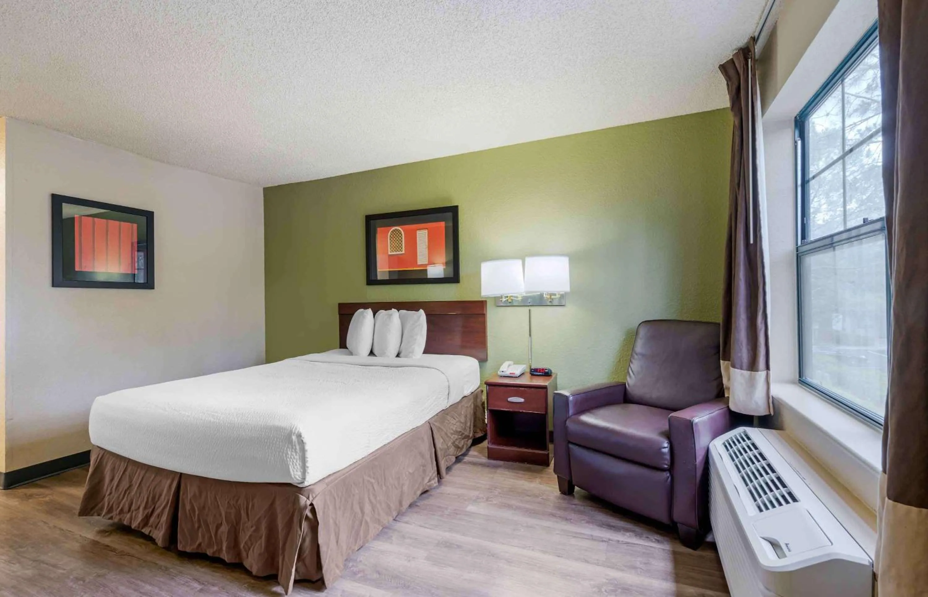Bedroom, Bed in Extended Stay America Select Suites - Orlando - Maitland - 1760 Pembrook Dr