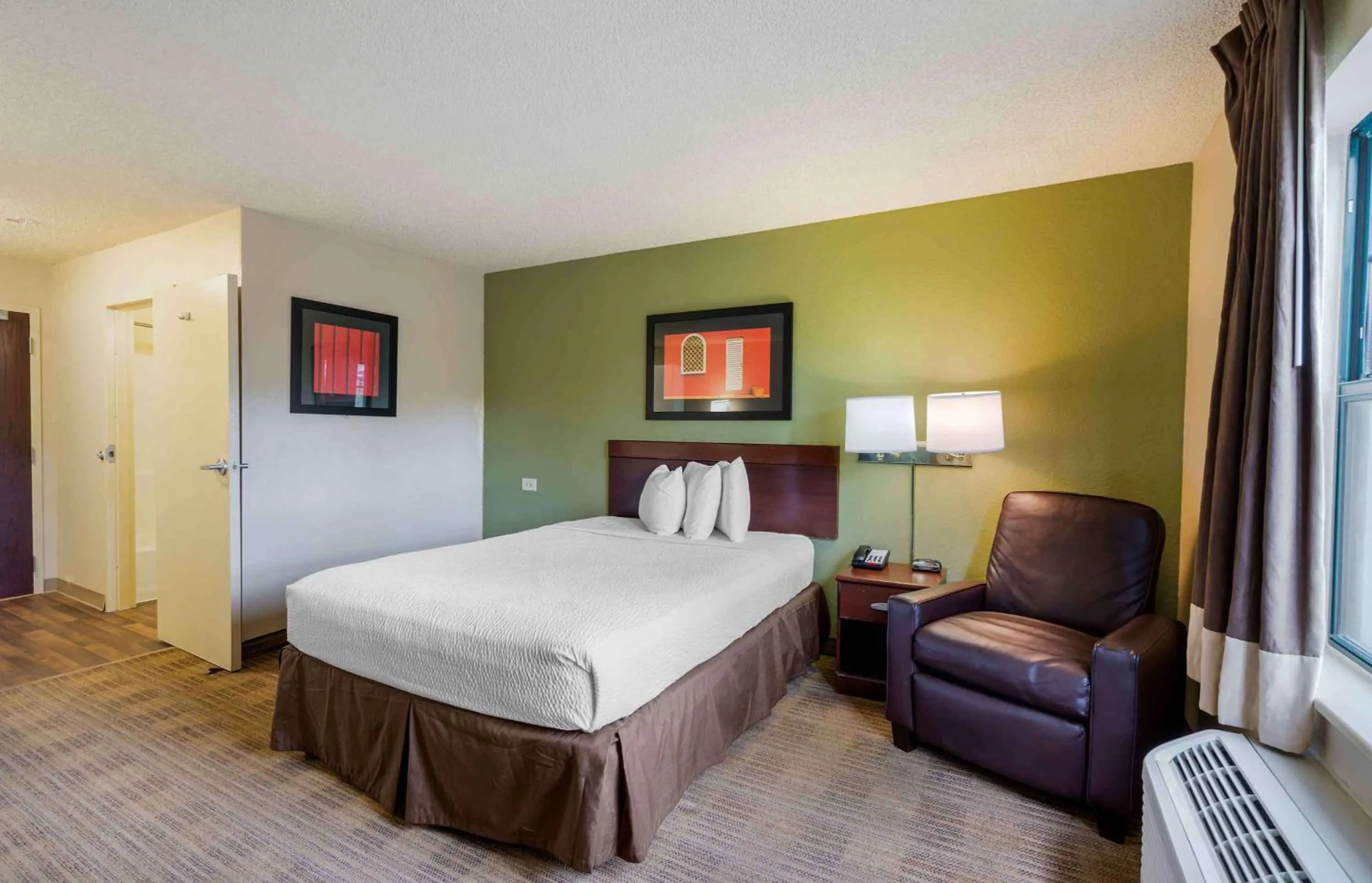 Bedroom, Bed in Extended Stay America Select Suites - Orlando - Maitland - 1760 Pembrook Dr