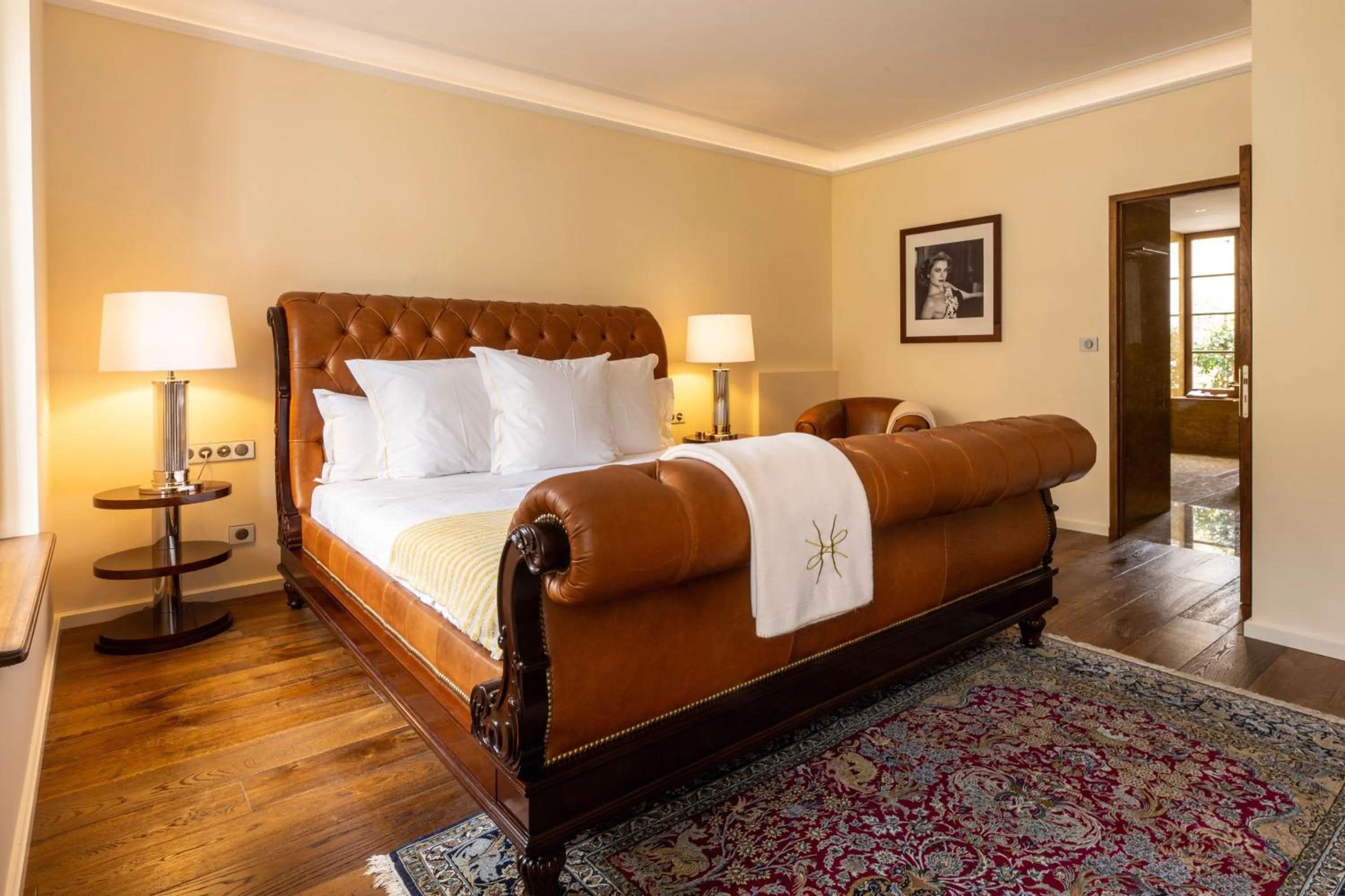 Photo of the whole room, Bed in L'Hôtel