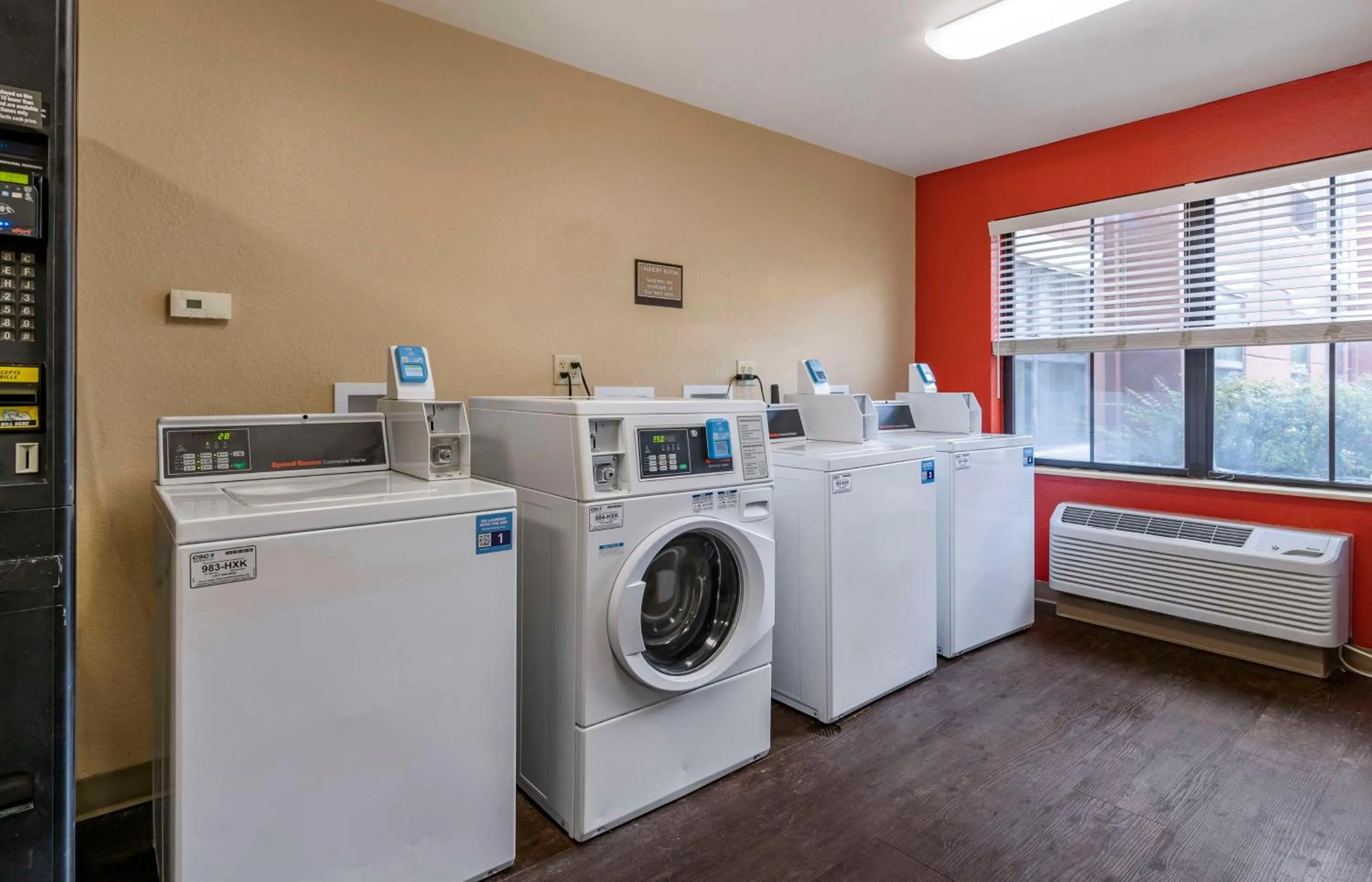 Property building in Extended Stay America Suites - Orlando - Maitland - 1776 Pembrook Dr