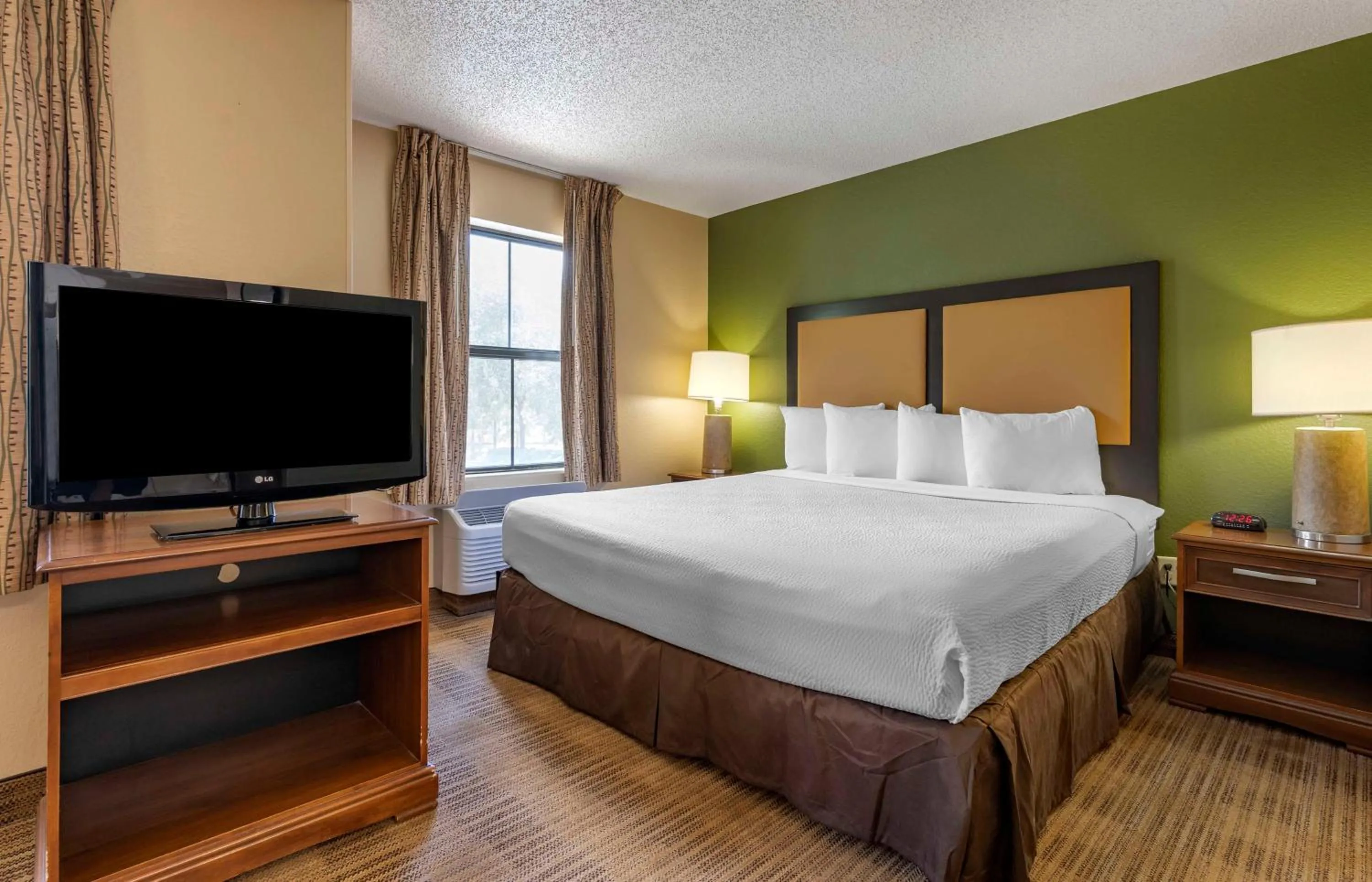Bedroom, Bed in Extended Stay America Suites - Orlando - Maitland - 1776 Pembrook Dr