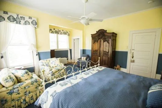 Bed in Albemarle Inn - Asheville