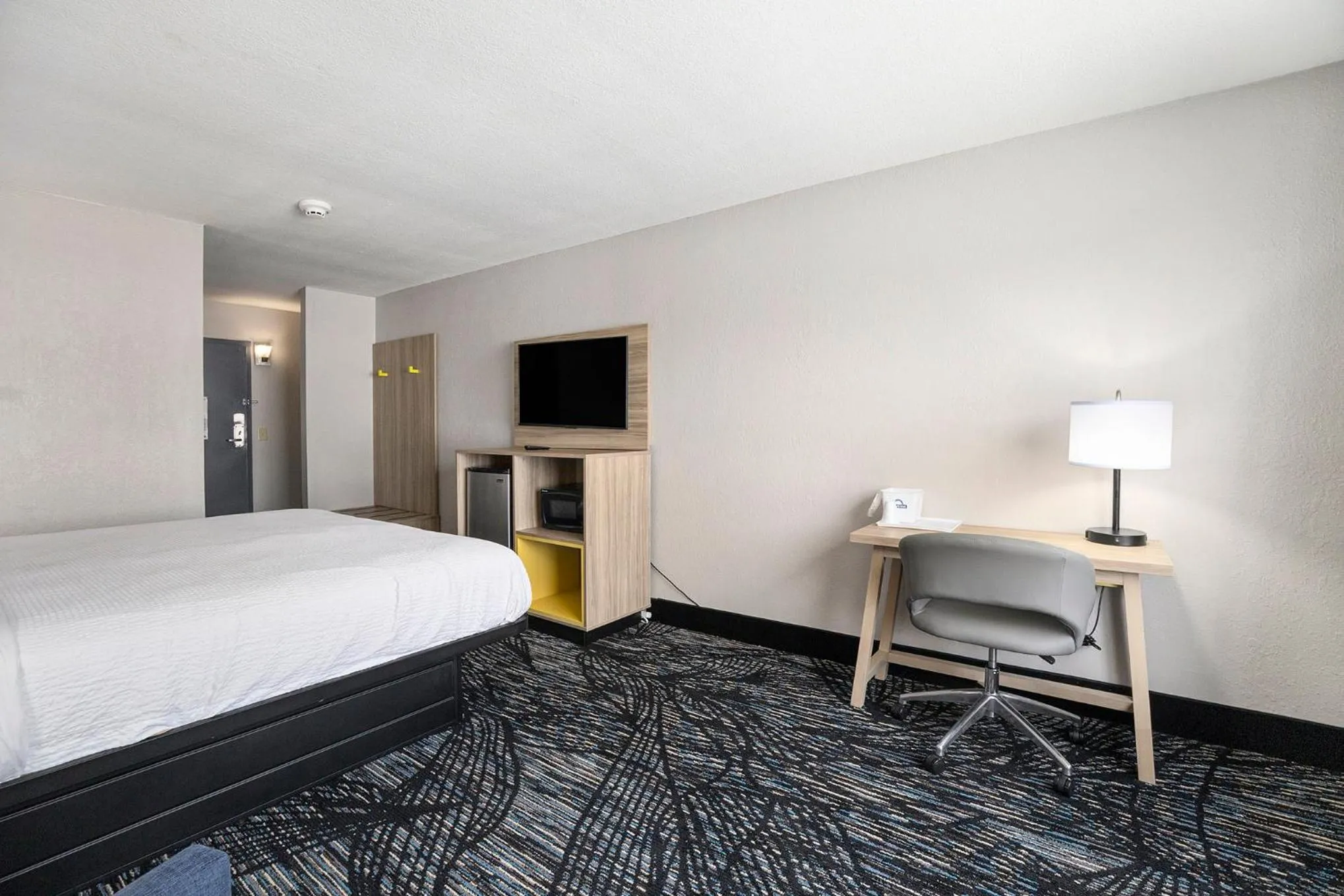 Bed in Days Inn & Suites by Wyndham Norton Shores Muskegon